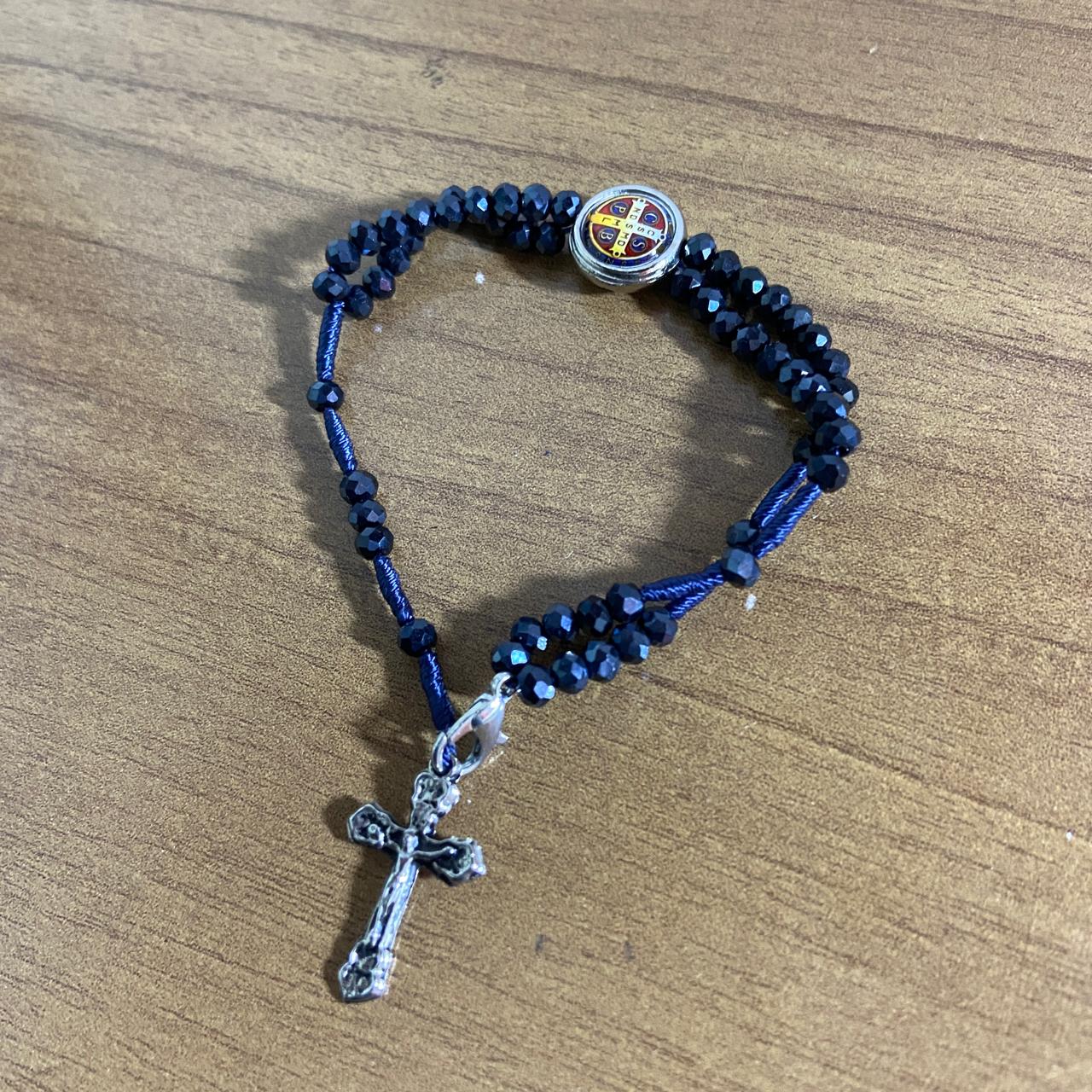 TERÇO PULSEIRA CRISTAL GRAFITE COM MEDALHA RESINADA SÃO BENTO (3 UNIDADES)