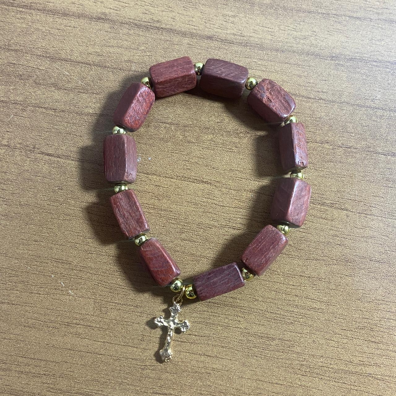 PULSEIRA DE MADEIRA COM PINGENTE DE CRUZ (01 UNIDADE)