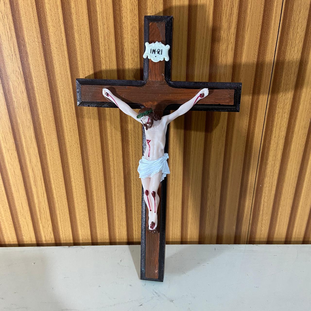 CRUCIFIXO MADEIRA DE PAREDE COM CRISTO DE RESINA NACIONAL 28CM (1 UNIDADE)