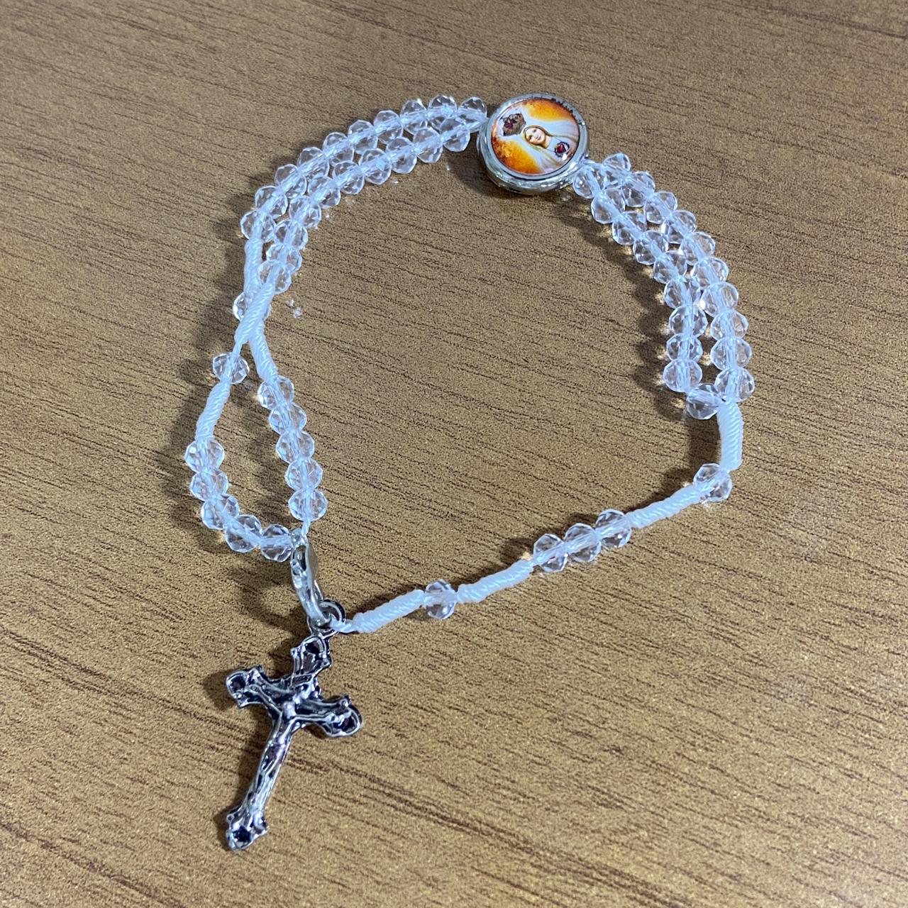 TERÇO PULSEIRA CRISTAL TRANSPARENTE COM MEDALHA RESINADA NOSSA SENHORA DE FÁTIMA (3 UNIDADES)