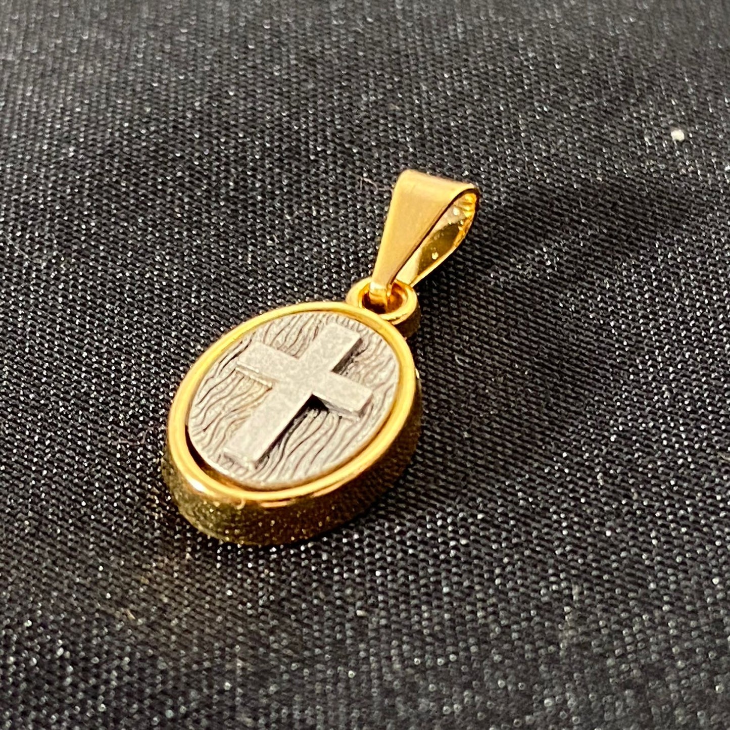 PINGENTE DOURADO OVAL CRUZ EM RELEVO (5 UNIDADES)
