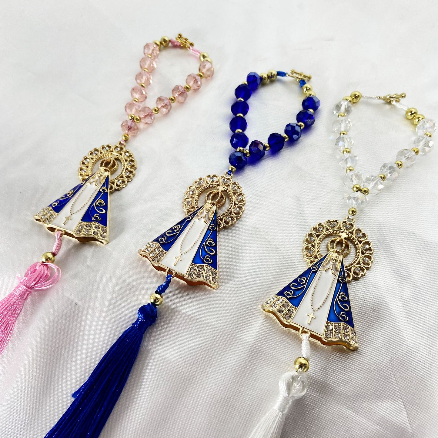 DEZENA PARA CARRO CRISTAL NOSSA SENHORA APARECIDA DOURADA CORES SORTIDAS COM RESPLENDOR 10MM (3 UNIDADES)