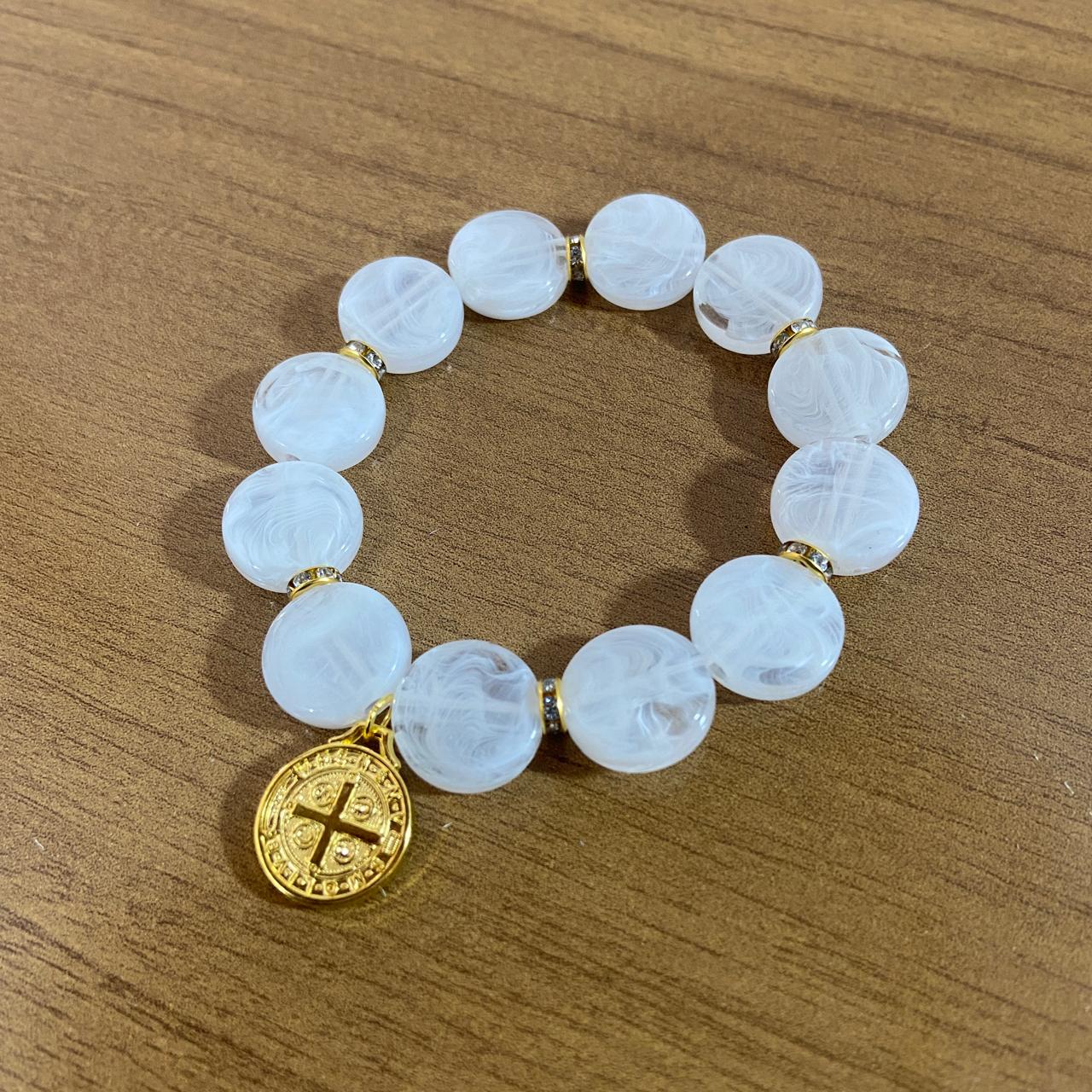 PULSEIRA ACRÍLICA BRANCA COM MEDALHA SÃO BENTO (03 UNIDADES)