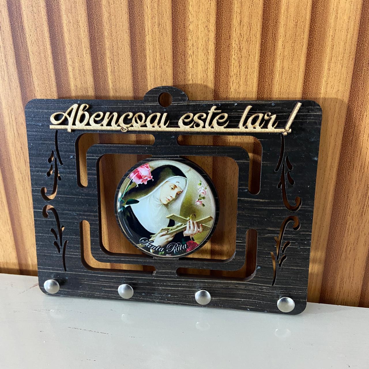 PORTA CHAVE VAZADO RESINADO SANTA RITA DE CÁSSIA 14CM (1 UNIDADE)