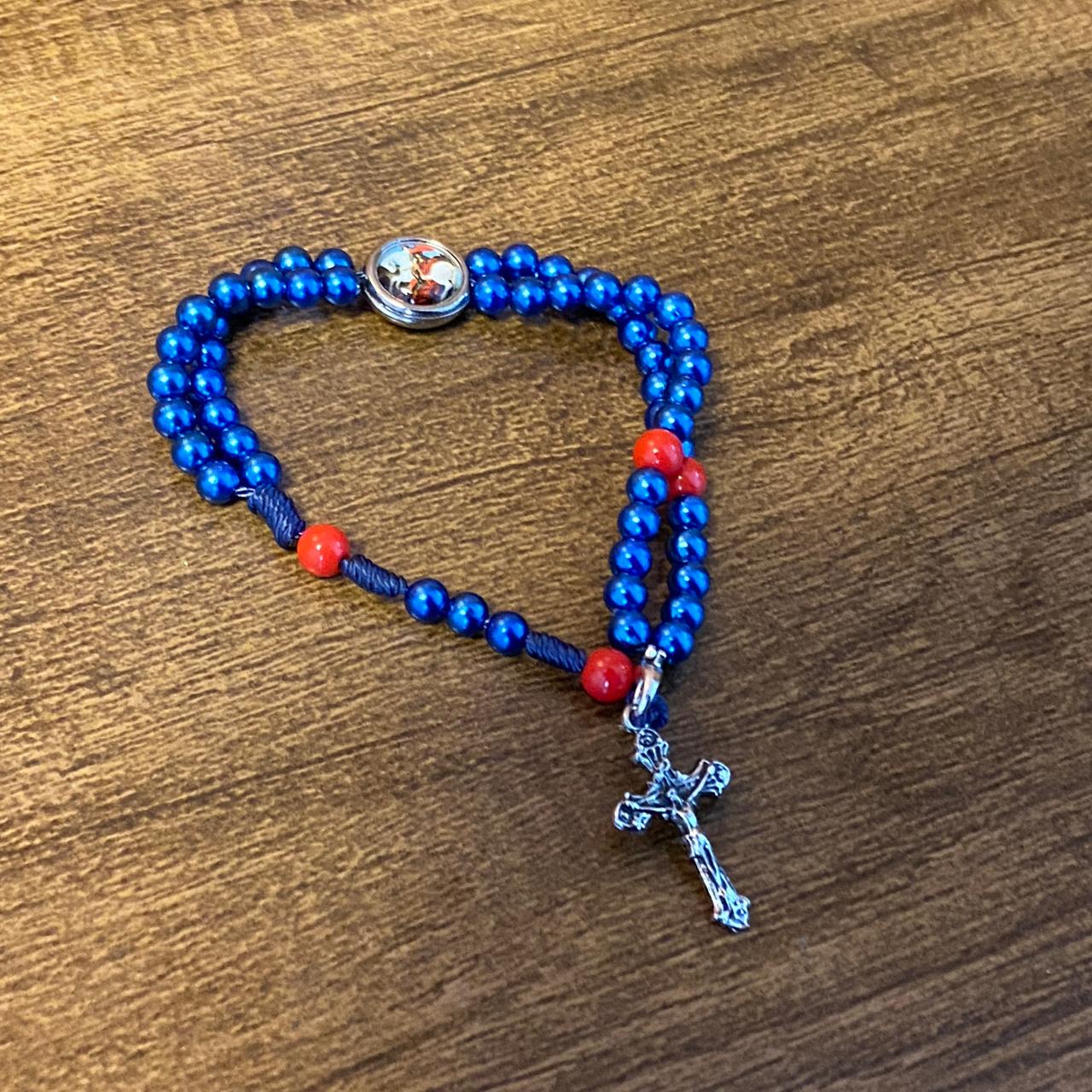 TERÇO PULSEIRA PÉROLA AZUL COM MEDALHA RESINADA SÃO JORGE (6 UNIDADES)