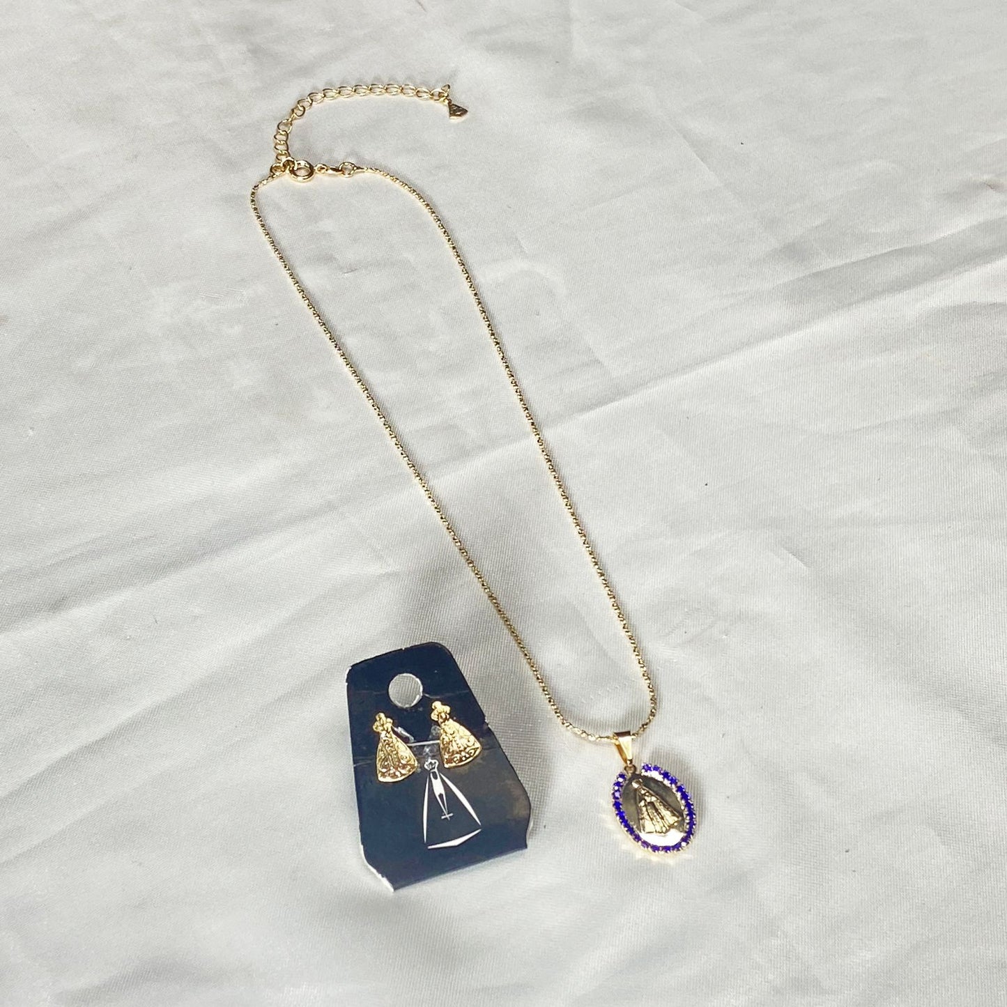 CORRENTE DOURADA COM BRINCO NOSSA SENHORA APARECIDA EM RELEVO COM STRASS AZUL ( 1 UNIDADE)