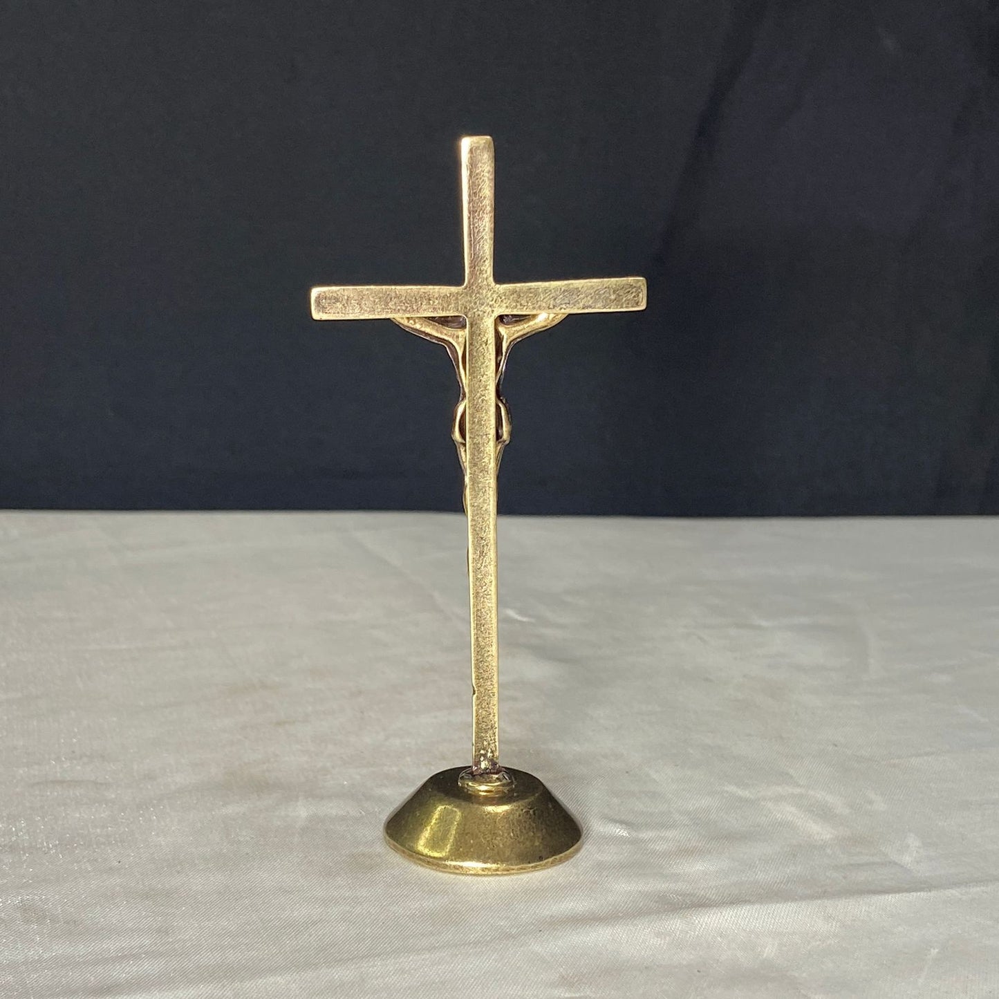 CRUCIFIXO DE MESA METAL OURO VELHO 11CM (1 UNIDADE)