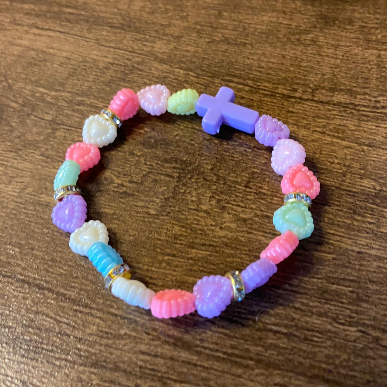PULSEIRA INFANTIL CORAÇÃO COLORIDO COM CRUZ (06 UNIDADES)