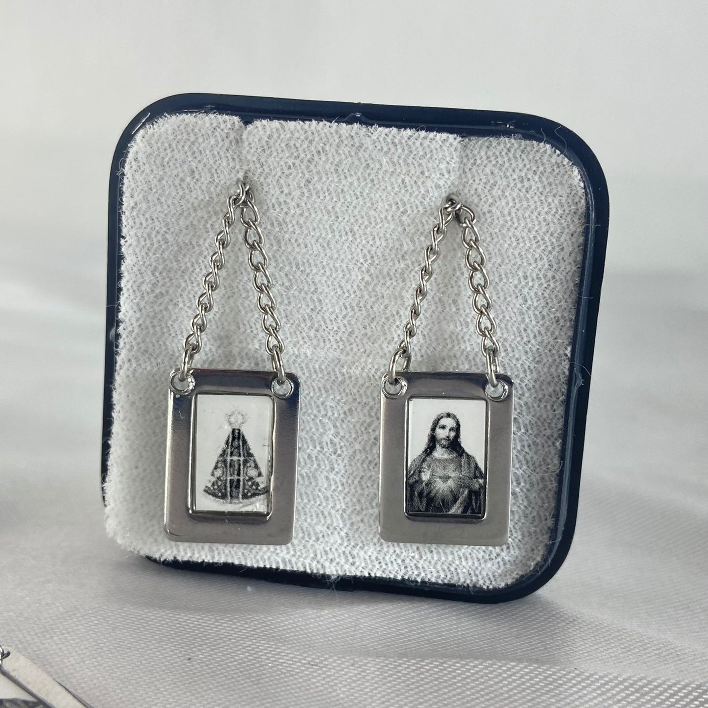 ESCAPULÁRIO INOX RESINADO PRETO E BRANCO SAGRADO CORAÇÃO DE JESUS E NOSSA SENHORA APARECIDA (6 UNIDADES)