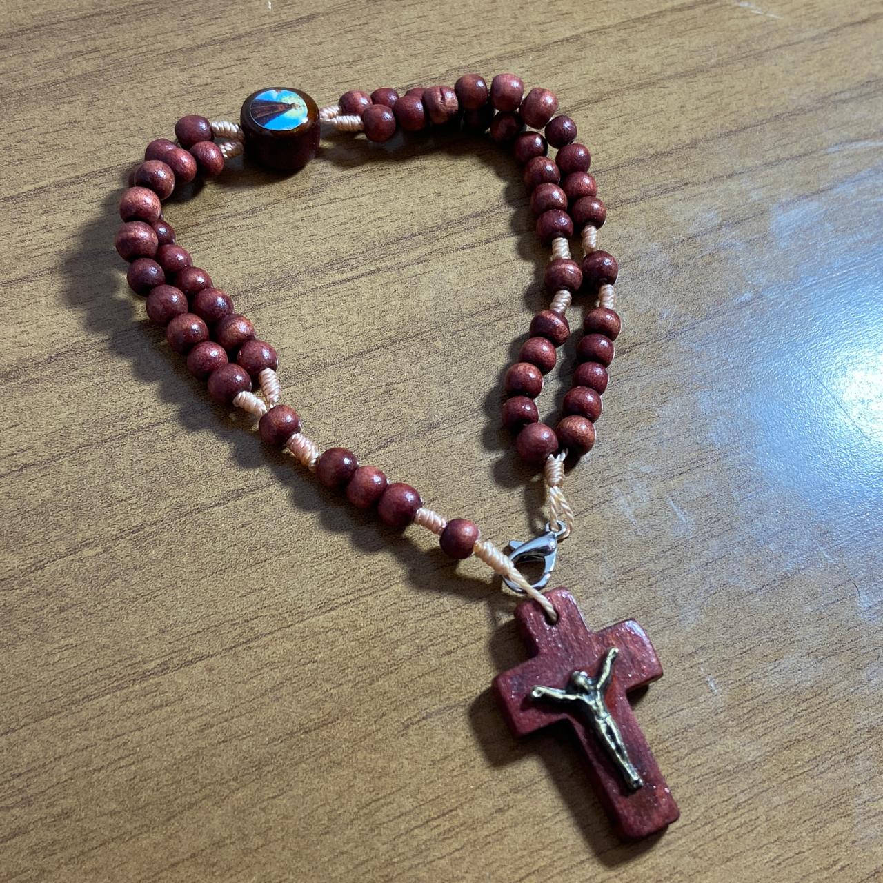 TERÇO PULSEIRA MADEIRA NOSSA SENHORA APARECIDA (12 UNIDADES)