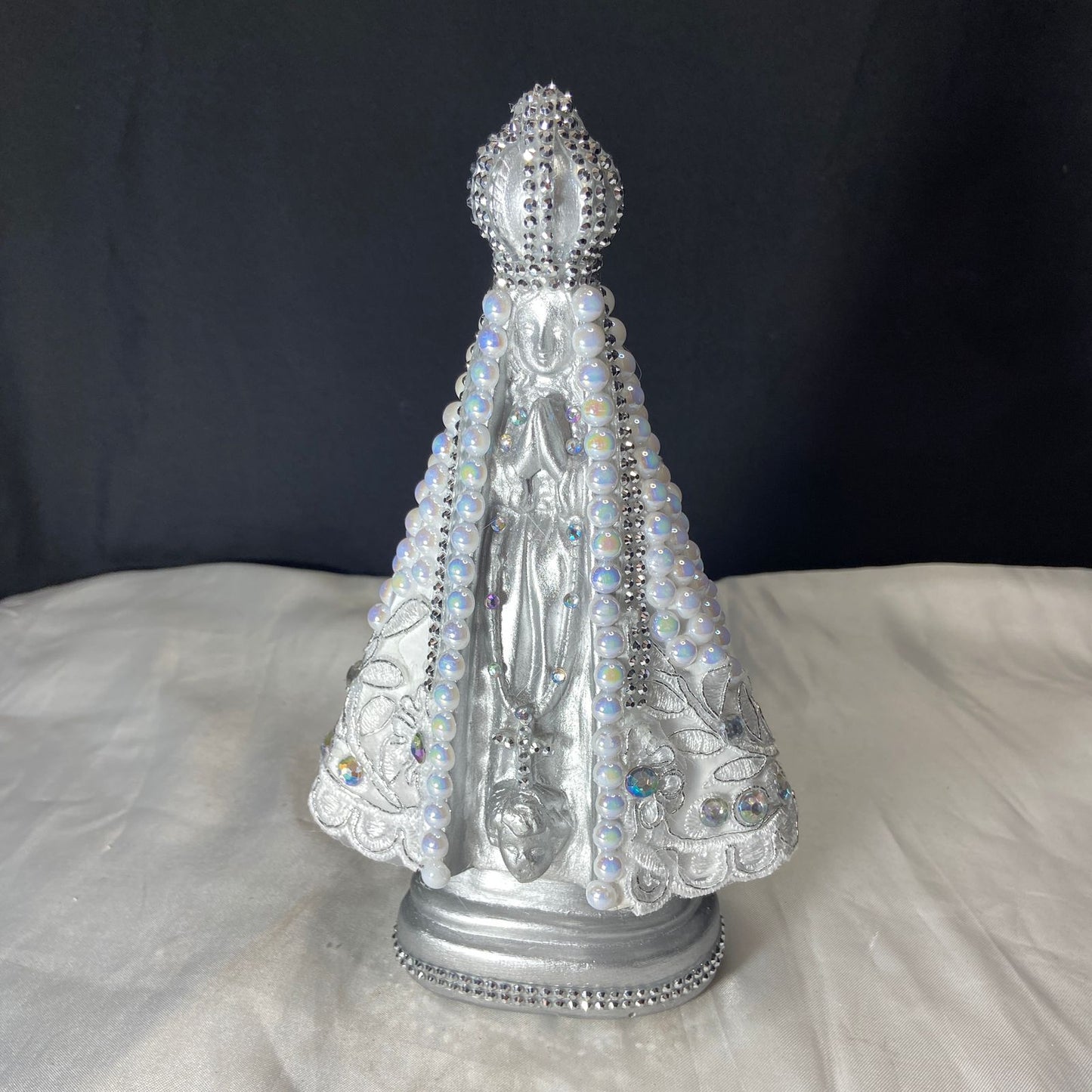 IMAGEM DE GESSO NOSSA SENHORA APARECIDA PÉROLA COM STRASS MOD12 23CM (1 UNIDADE)