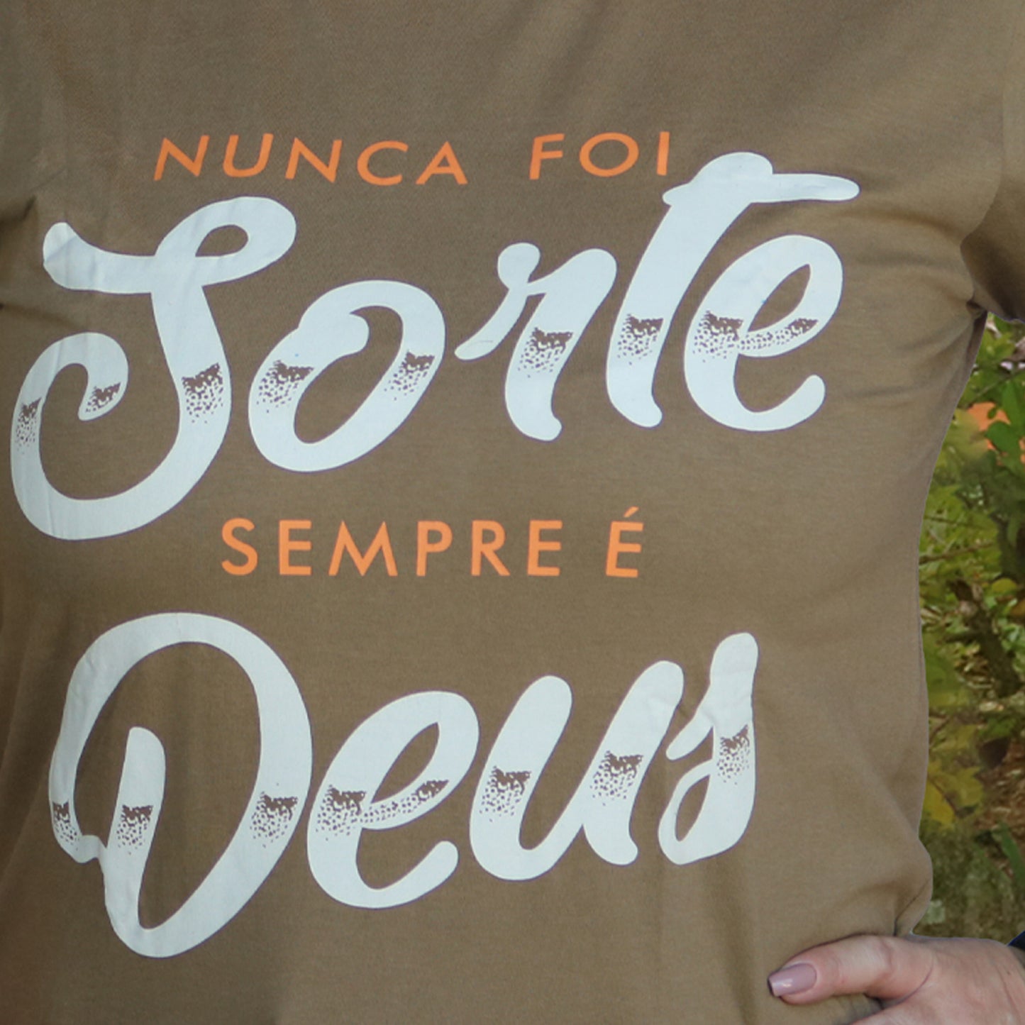 CAMISETA MARROM NUNCA FOI SORTE SEMPRE É DEUS TAMANHO PP (1 UNIDADE)