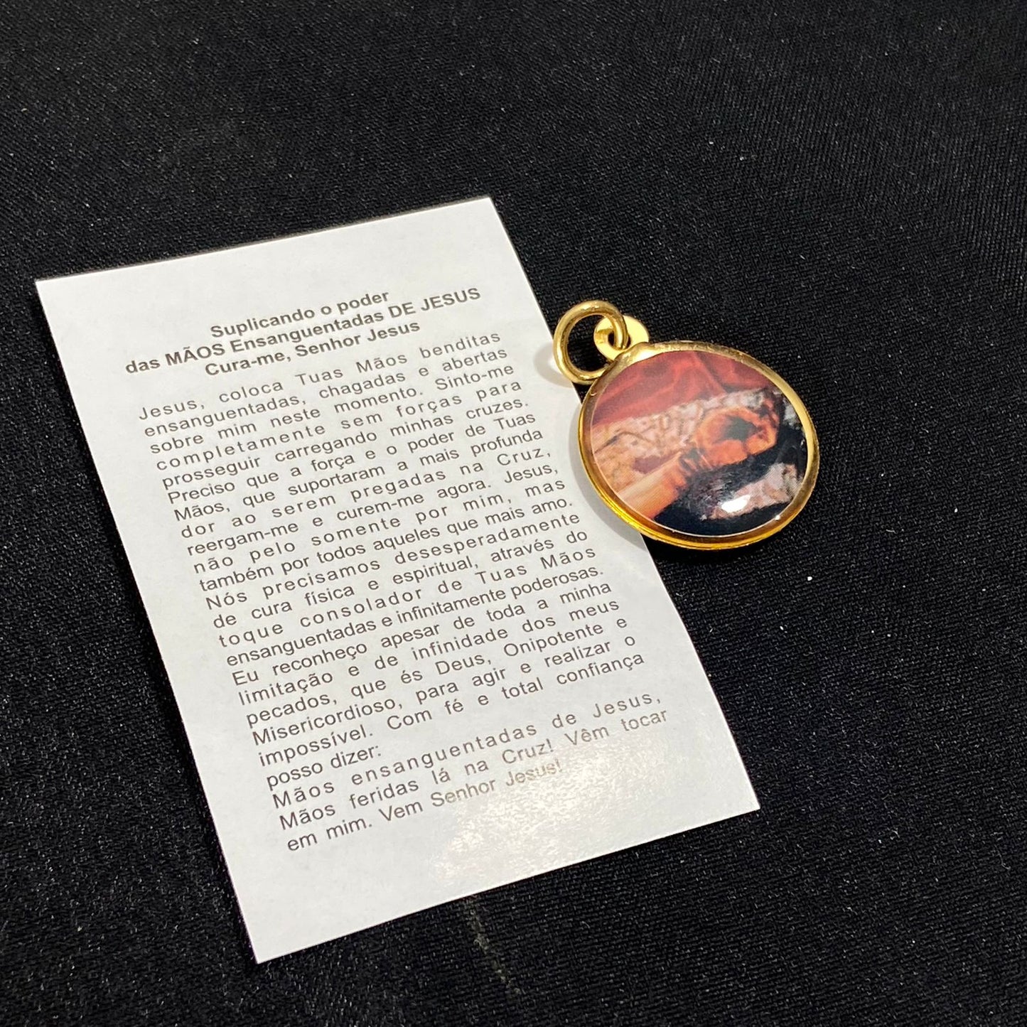 MEDALHA DUPLA FACE MÃOS ENSANGUENTADAS DE JESUS (12 UNIDADES)