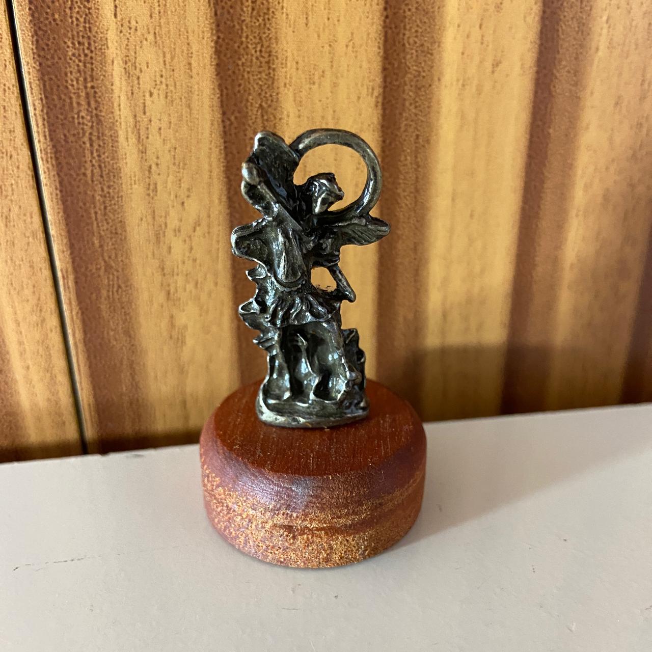 IMAGEM DE MESA METAL OURO VELHO SÃO MIGUEL ARCANJO BASE DE MADEIRA 5CM (1 UNIDADE)