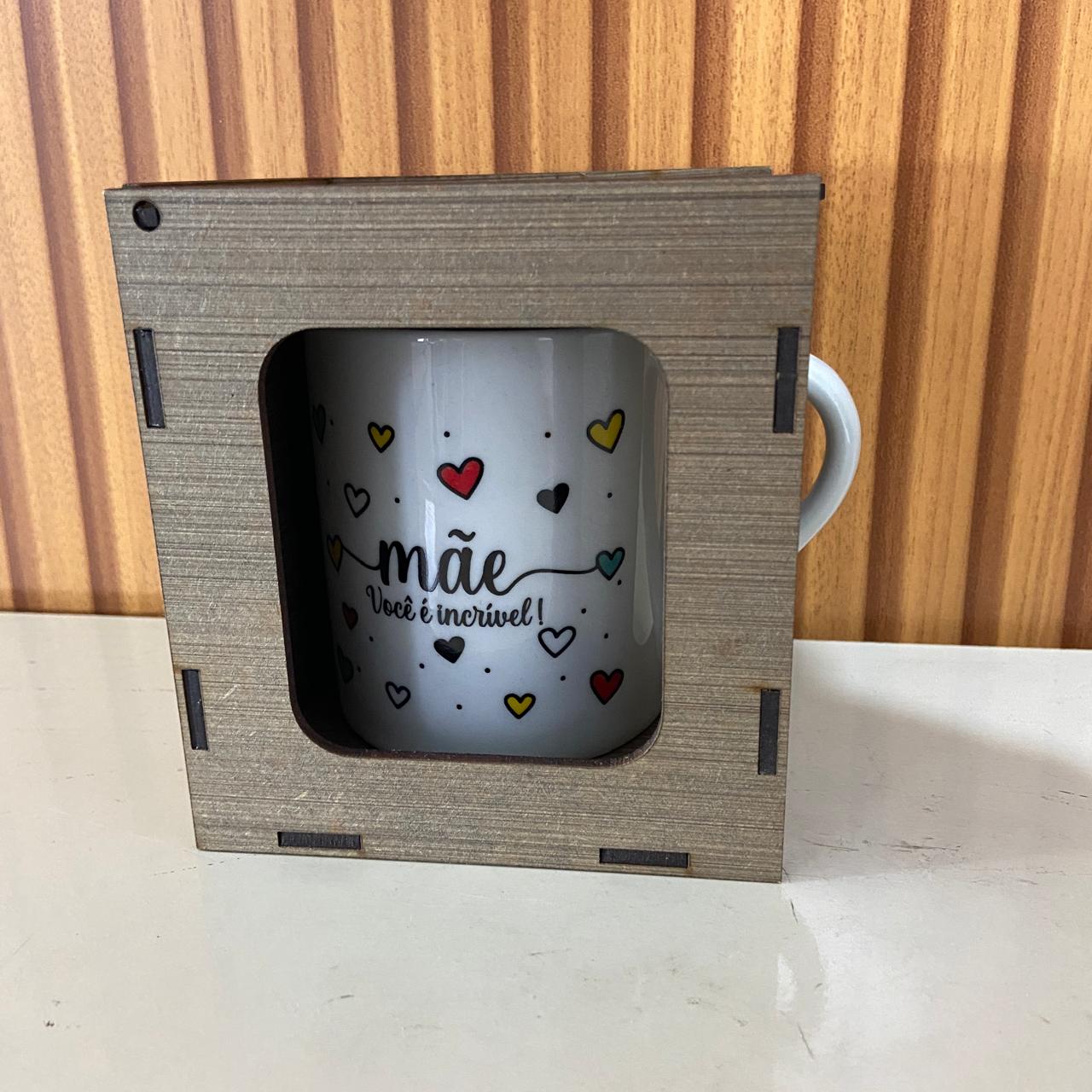 CANECA DE PORCELANA MÃE VOCÊ É INCRÍVEL COM CAIXA MDF (1 UNIDADE)