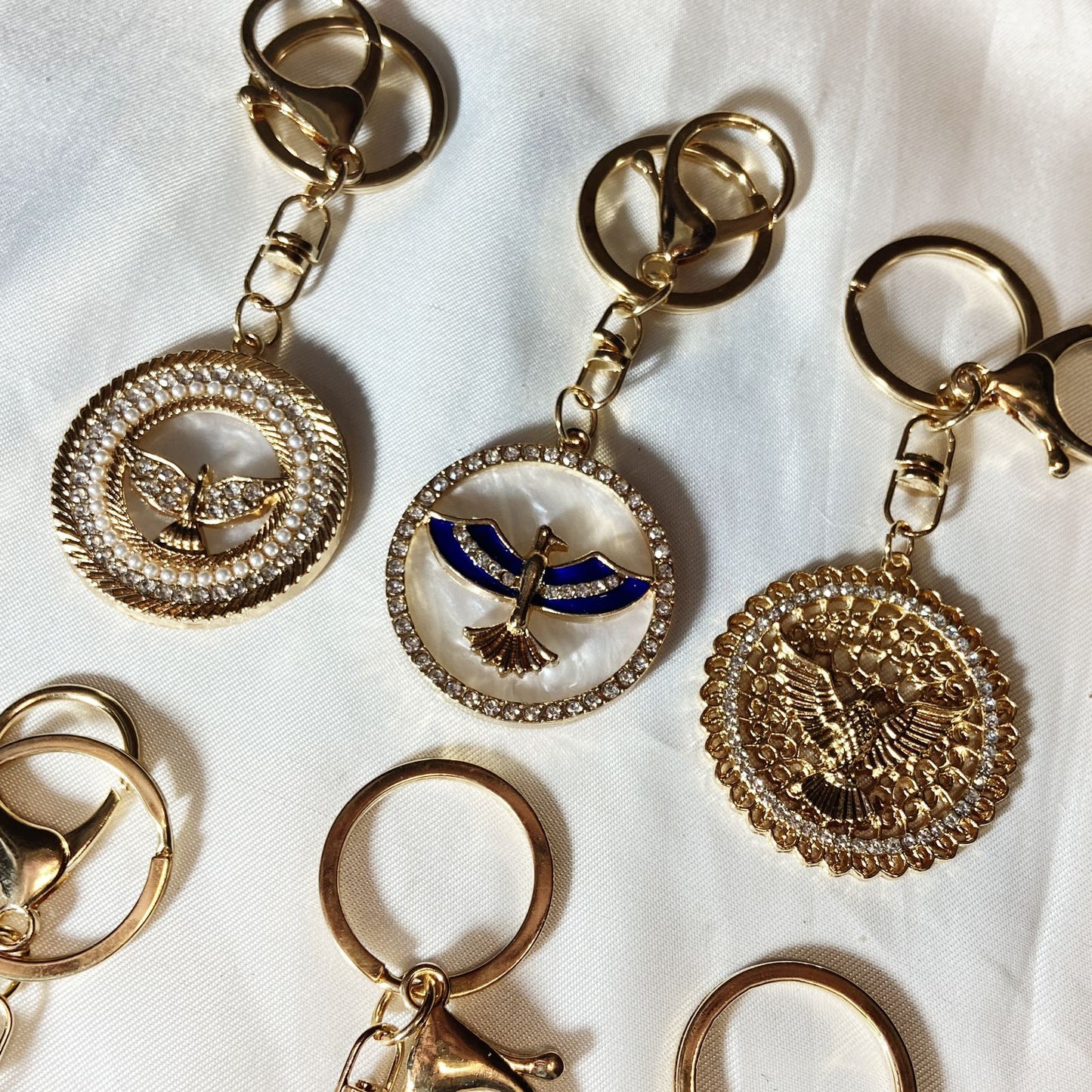 CHAVEIRO LUXO DIVINO ESPÍRITO SANTO COM STRASS SORTIDOS (6 UNIDADES)