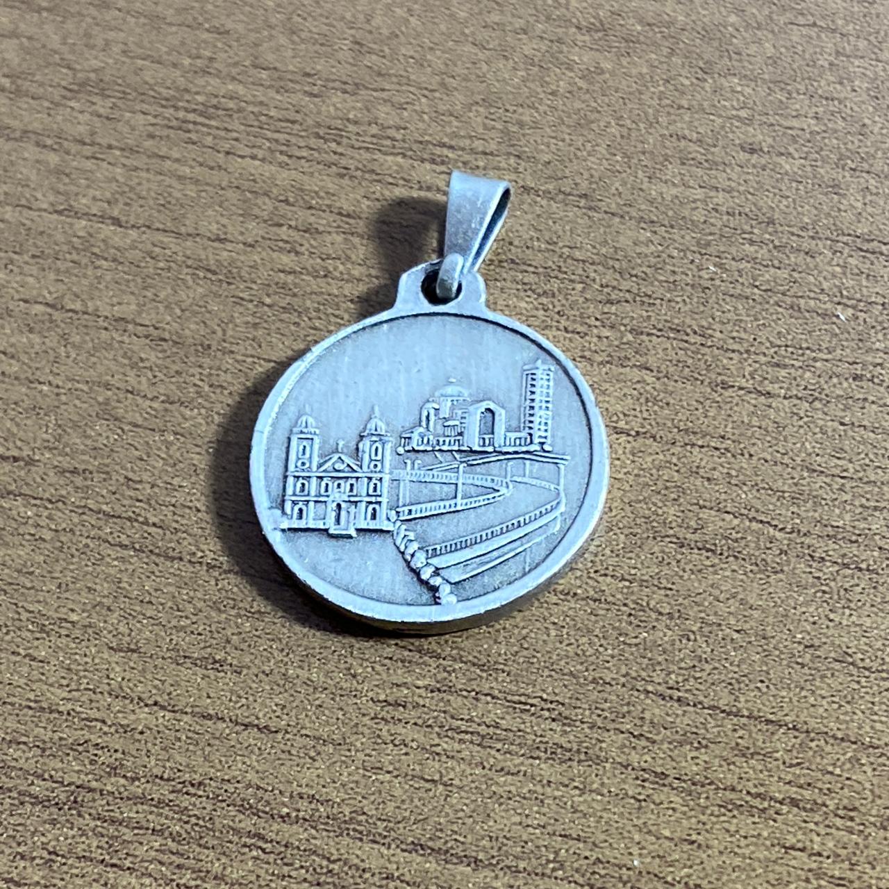 PINGENTE PRATEADO NOSSA SENHORA APARECIDA E BASÍLICA (6 UNIDADES)