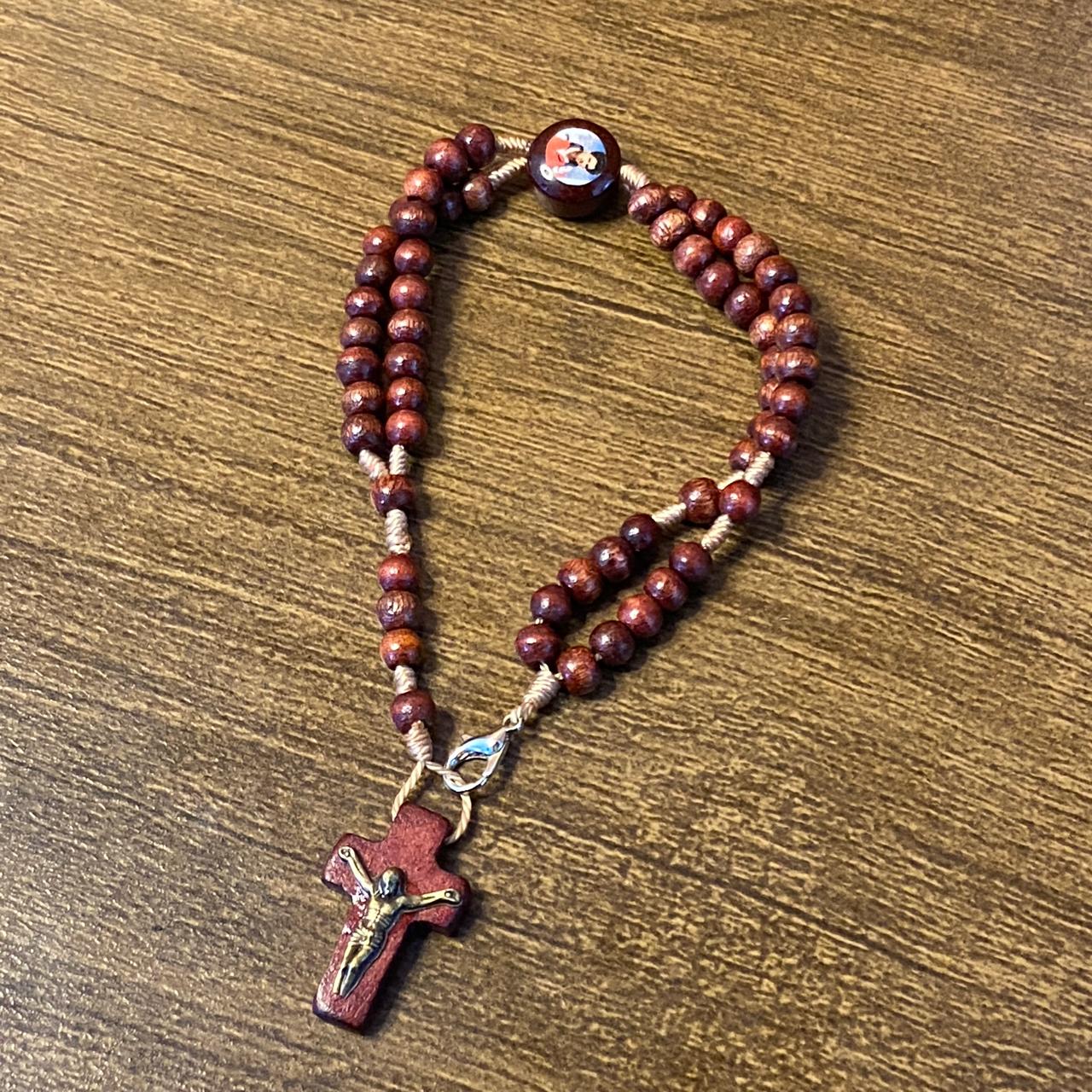 TERÇO PULSEIRA MADEIRA SÃO CARLO ACUTIS (12 UNIDADES)