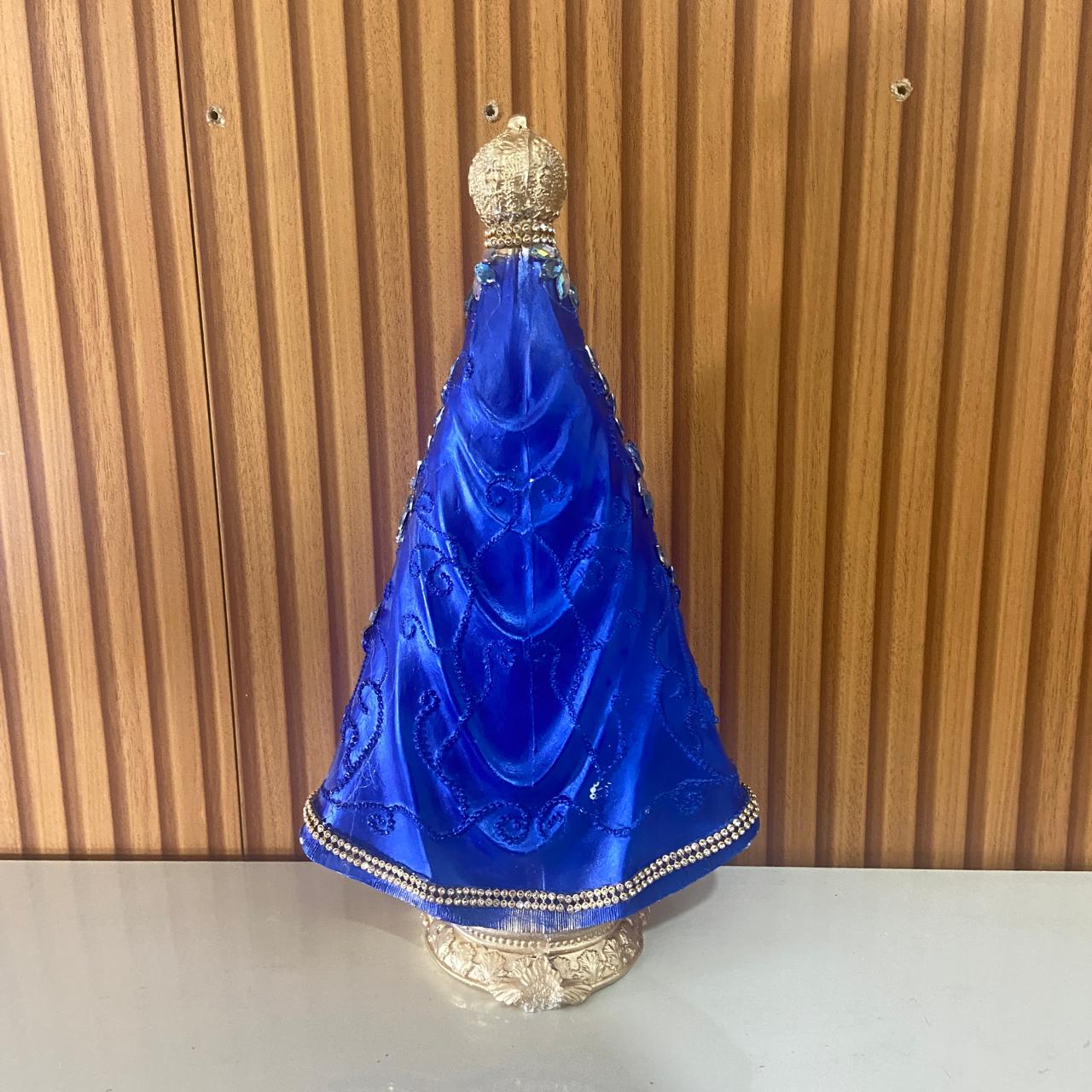 IMAGEM DE GESSO NOSSA SENHORA APARECIDA DOURADA E AZUL COM STRASS E PEDRARIA 33CM MOD 1 (1 UNIDADE)