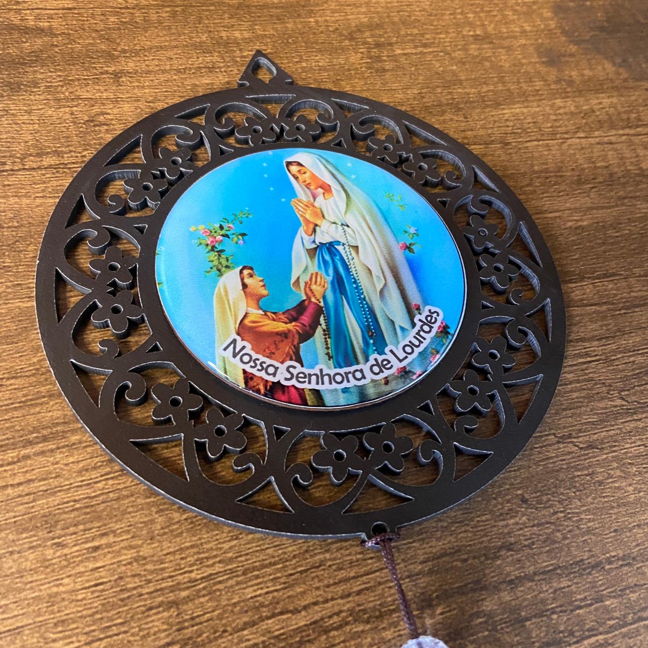 MANDALA MDF TABACO NOSSA SENHORA DE LOURDES 26CM (1 UNIDADE)