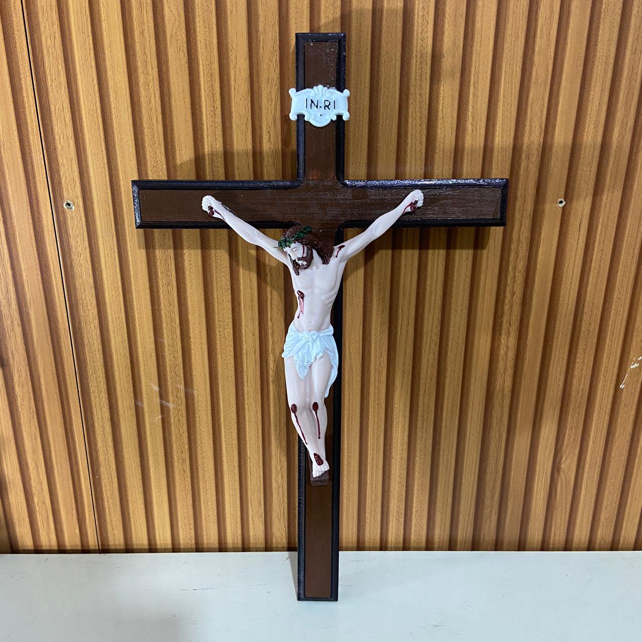 CRUCIFIXO MADEIRA DE PAREDE COM CRISTO DE RESINA NACIONAL 48CM (1 UNIDADE)