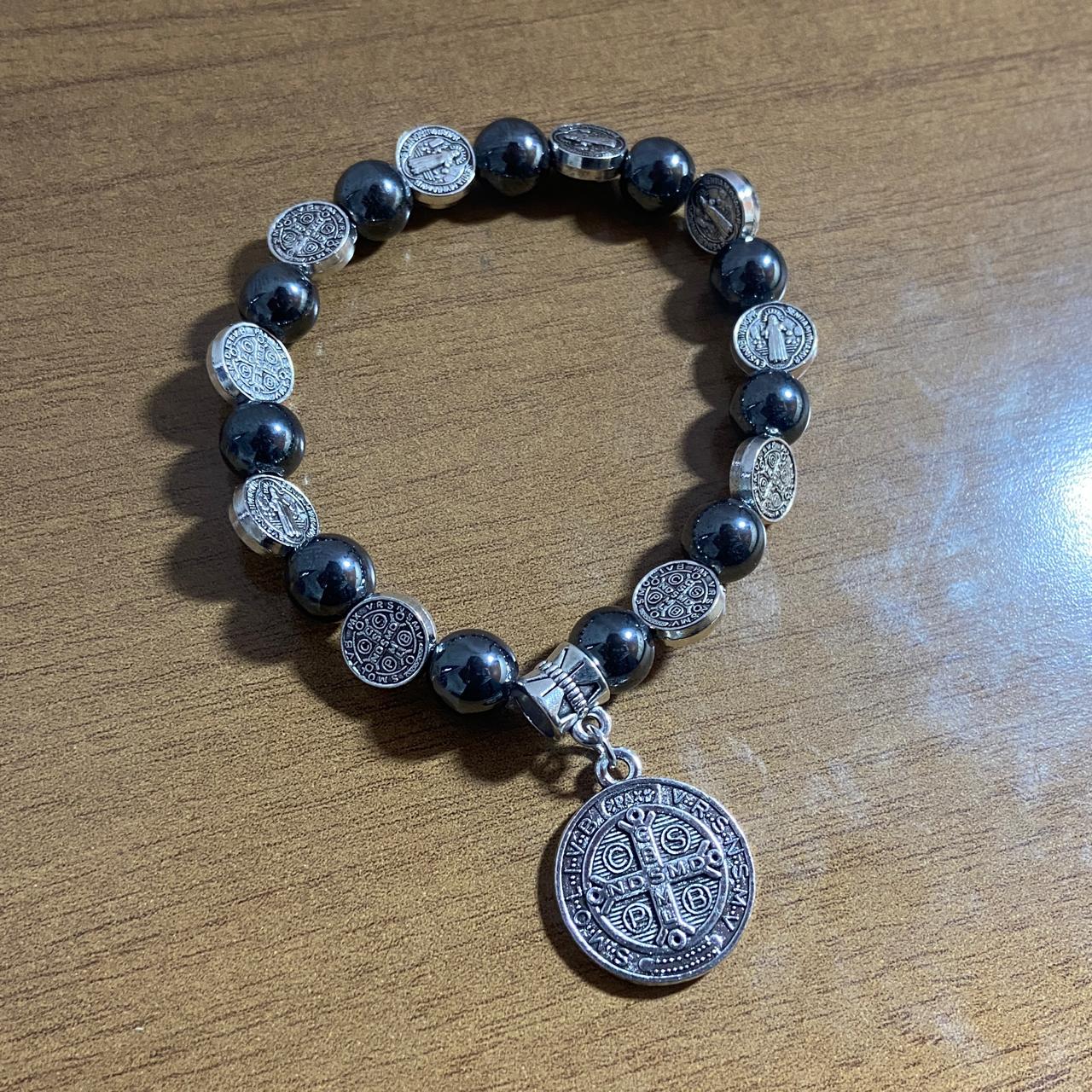 PULSEIRA HEMATITA MEDALHAS DECORADAS SÃO BENTO MOD3 (12 UNIDADES)