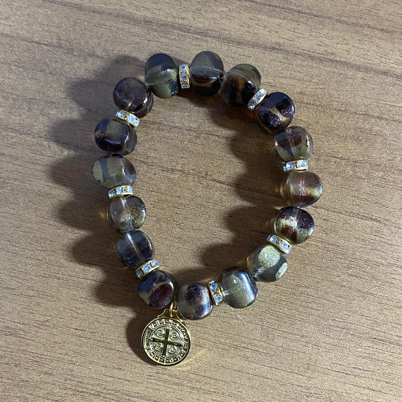 PULSEIRA ACRÍLICA MARROM COM MEDALHA SÃO BENTO (03 UNIDADES)
