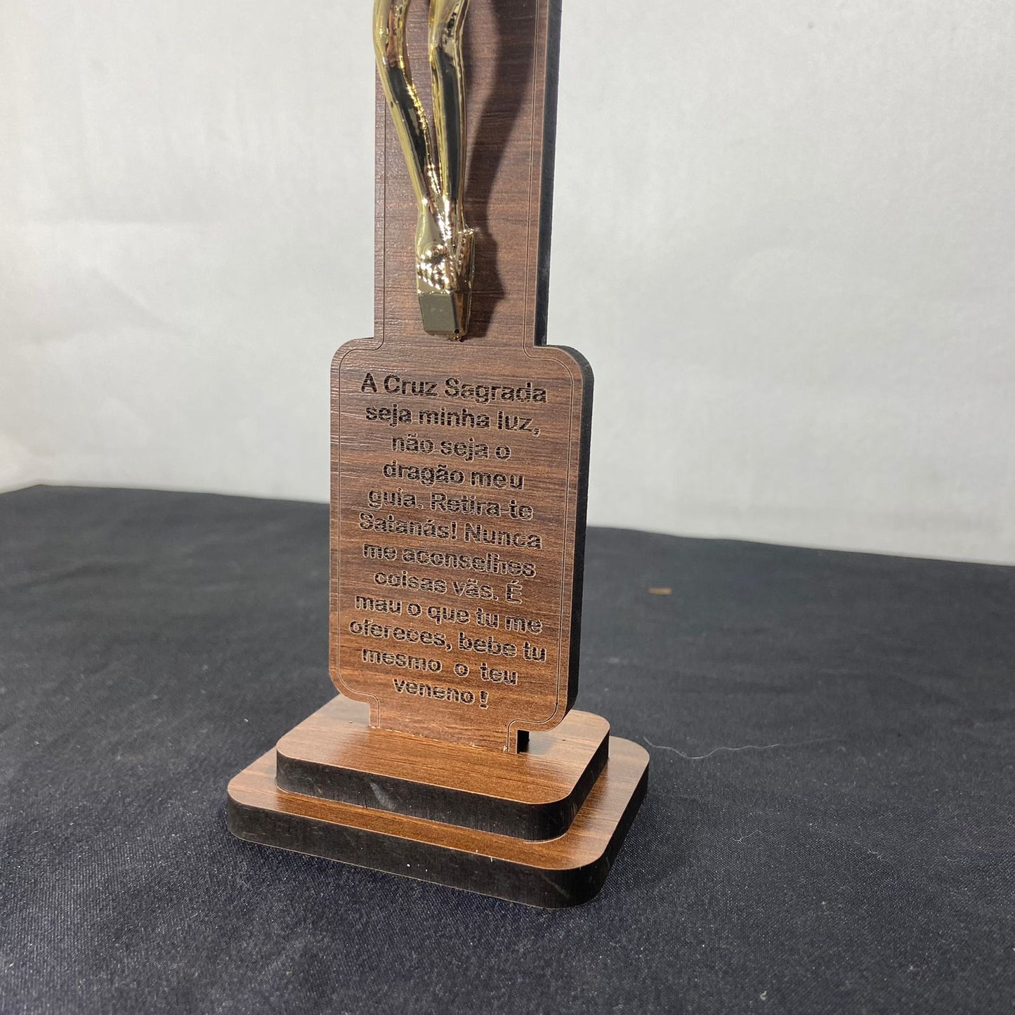 CRUCIFIXO MDF DE MESA MEDALHA SÃO BENTO COM ORAÇÃO 26CM (1 UNIDADE)