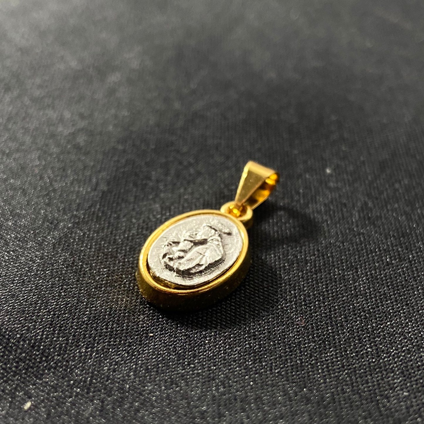 PINGENTE DOURADO OVAL SANTO ANTÔNIO EM RELEVO (5 UNIDADES)