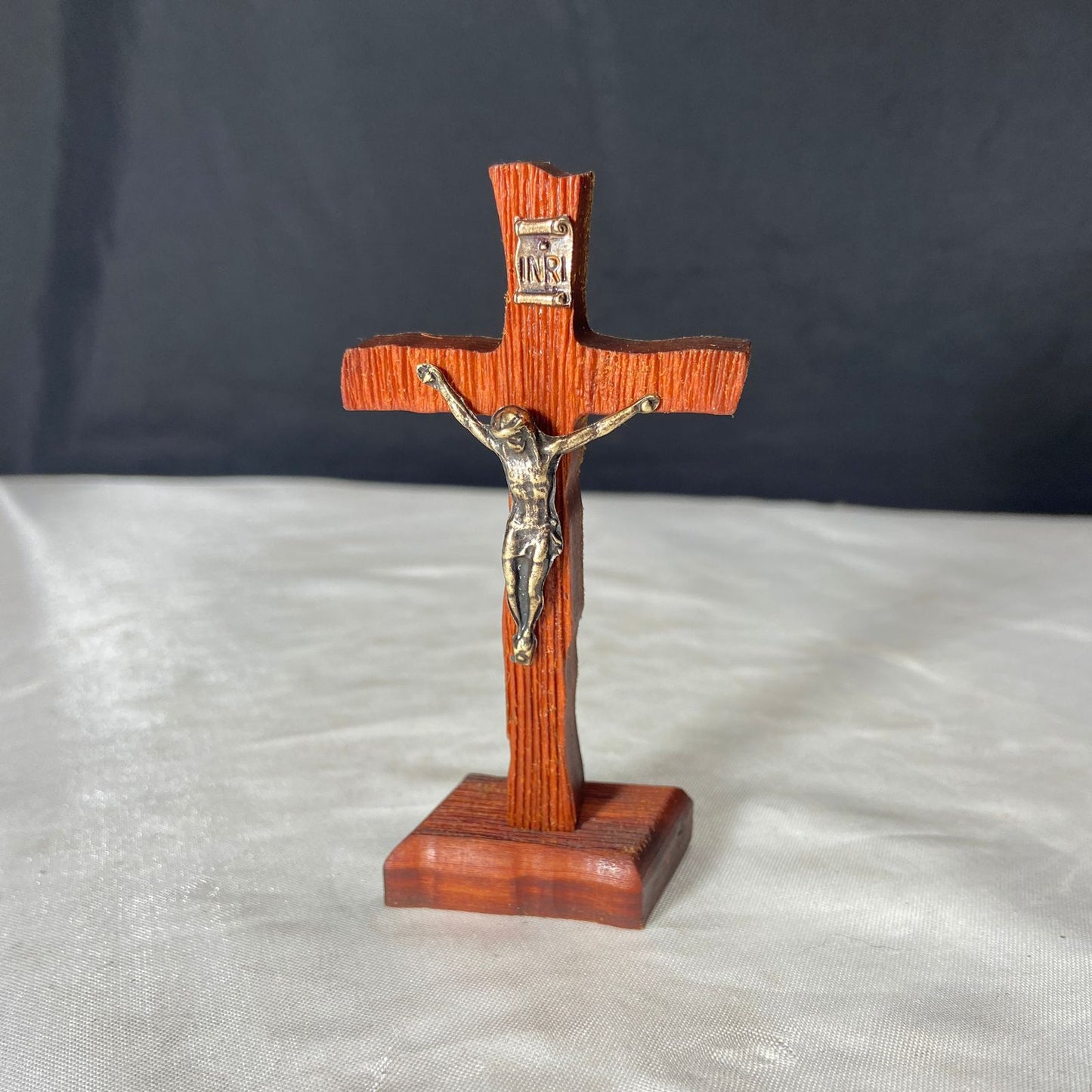 CRUCIFIXO MADEIRA DE MESA E PAREDE RISCADO 10CM (1 UNIDADE)