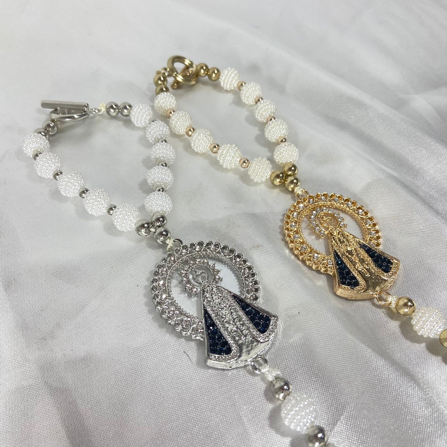 DEZENA PARA CARRO DOURADA E PRATEADA NOSSA SENHORA APARECIDA REDONDO AMORA BRANCA 10MM (3 UNIDADES)