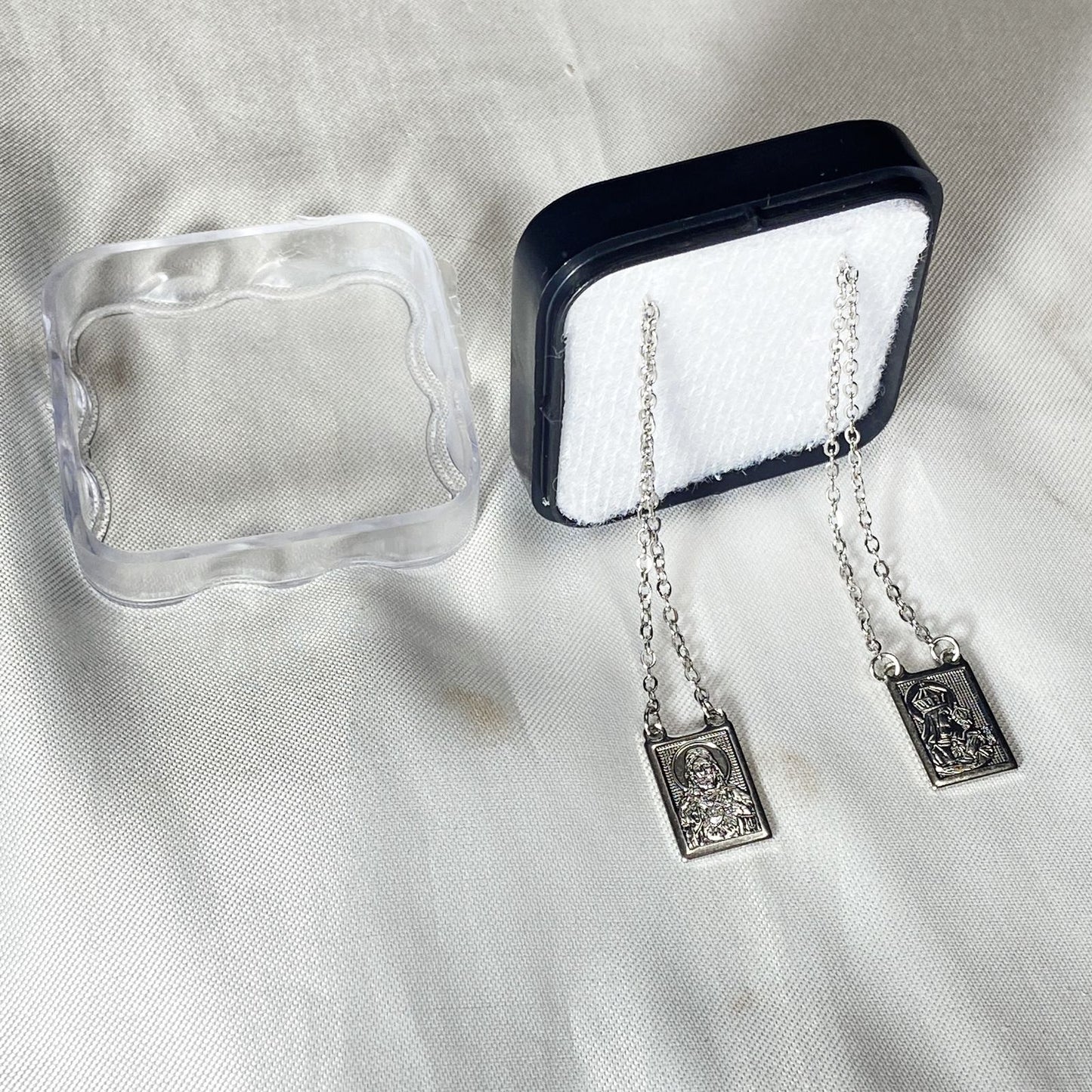 ESCAPULÁRIO INOX QUADRADO LASER DETALHADO SAGRADO CORAÇÃO DE JESUS E NOSSA SENHORA DO CARMO MOD 2 (6 UNIDADES)