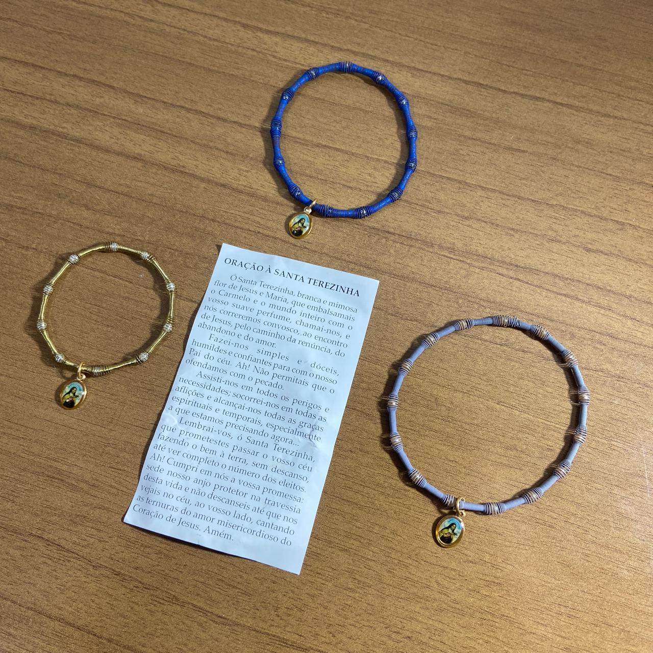 PULSEIRA DE MOLA COM MEDALHA SANTA TERESINHA CORES SORTIDAS (3 UNIDADES)
