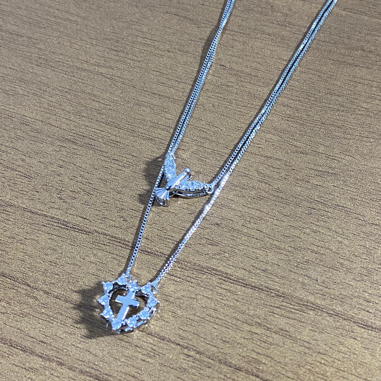 CONJUNTO COLARES PRATEADO DIVINO ESPÍRITO SANTO E CRUZ COM STRASS (1 UNIDADE)