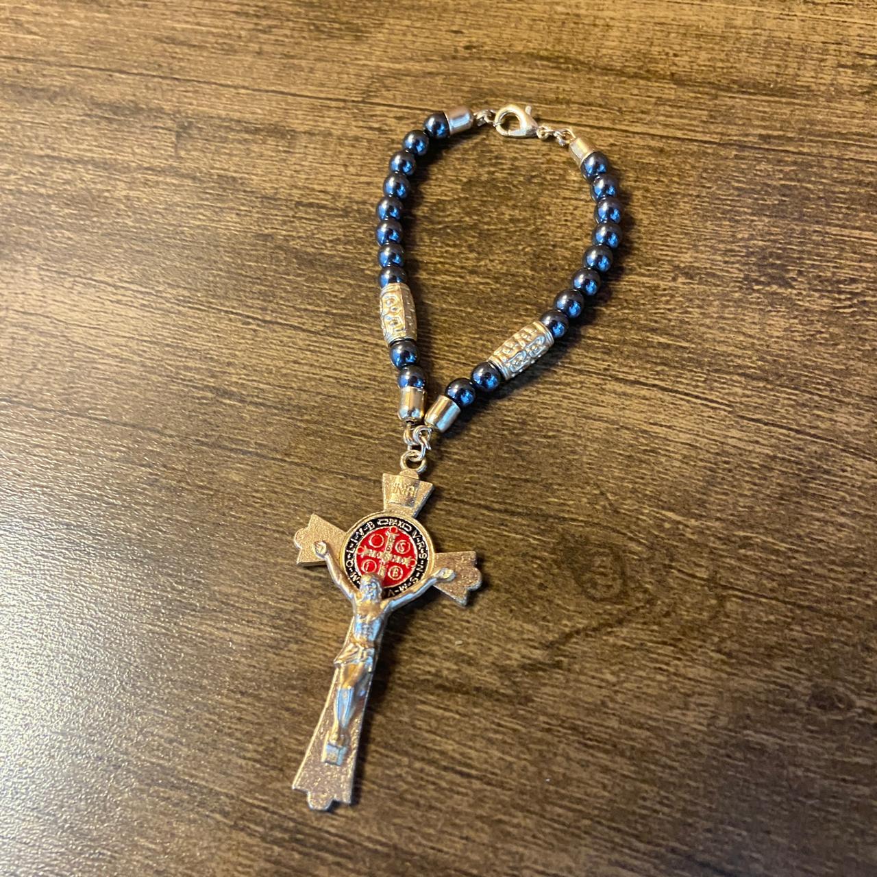 DEZENA PARA CARRO HEMATITA CRUCIFIXO SÃO BENTO 06MM (3 UNIDADES)