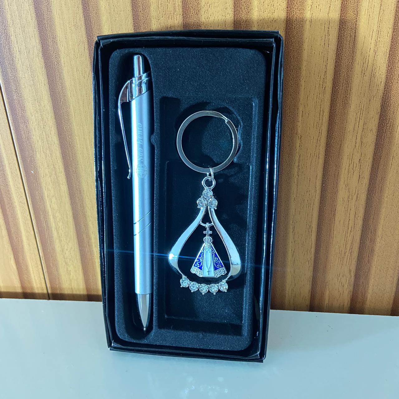 KIT CANETA COM CHAVEIRO NOSSA SENHORA APARECIDA PRATA MOD2 ( 1 UNIDADE)