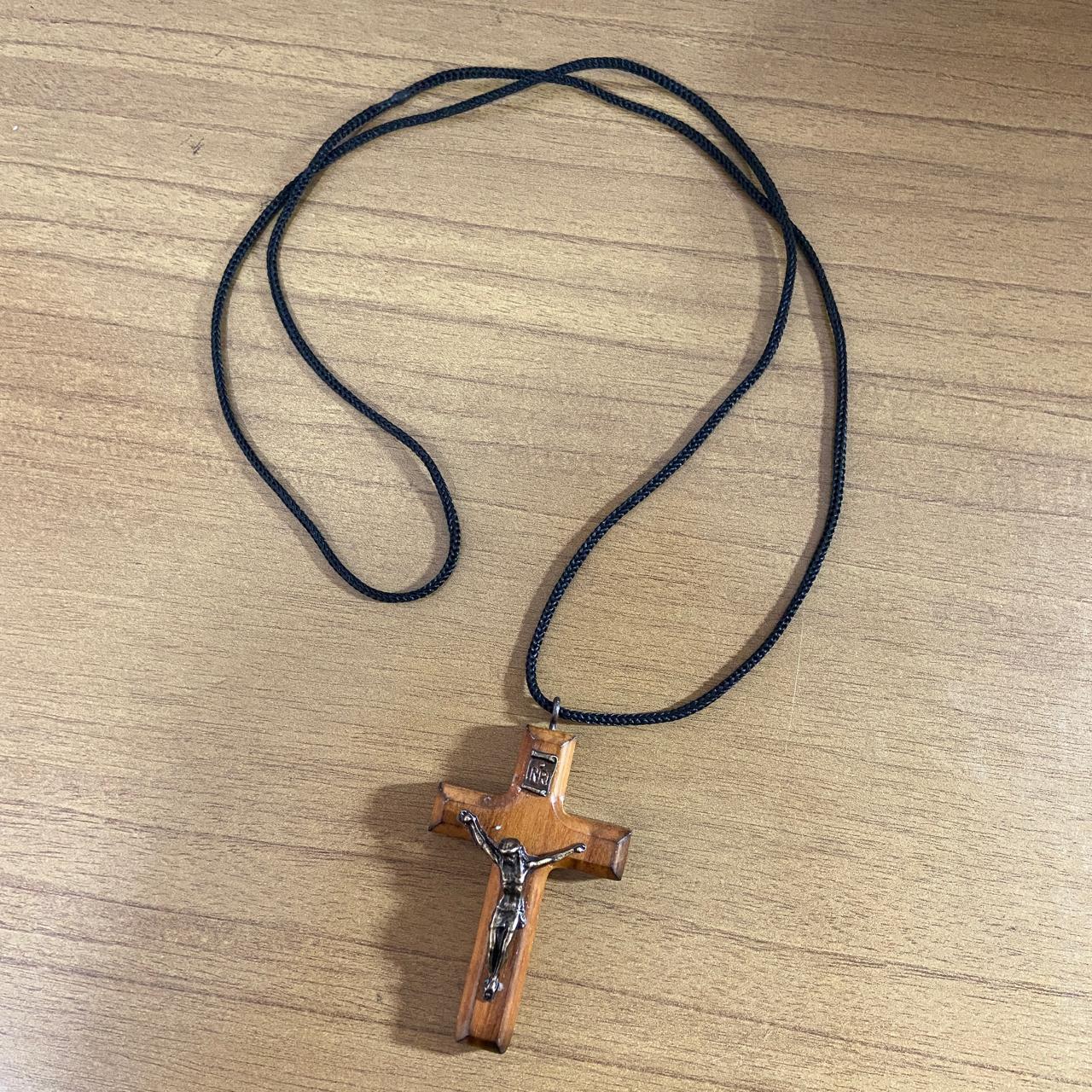 CORDÃO COM CRUCIFIXO DE MADEIRA ( 1 UNIDADE)