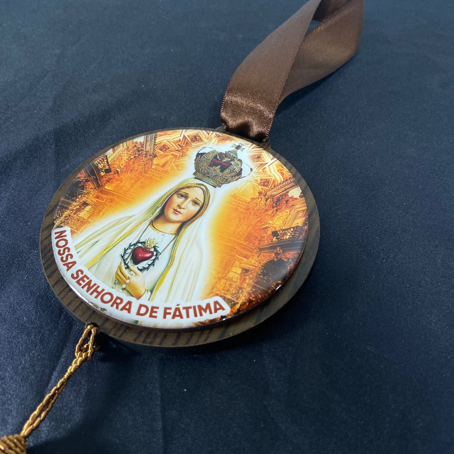 ADORNO ÚNICO REDONDO NOSSA SENHORA DE FÁTIMA (1 UNIDADE)