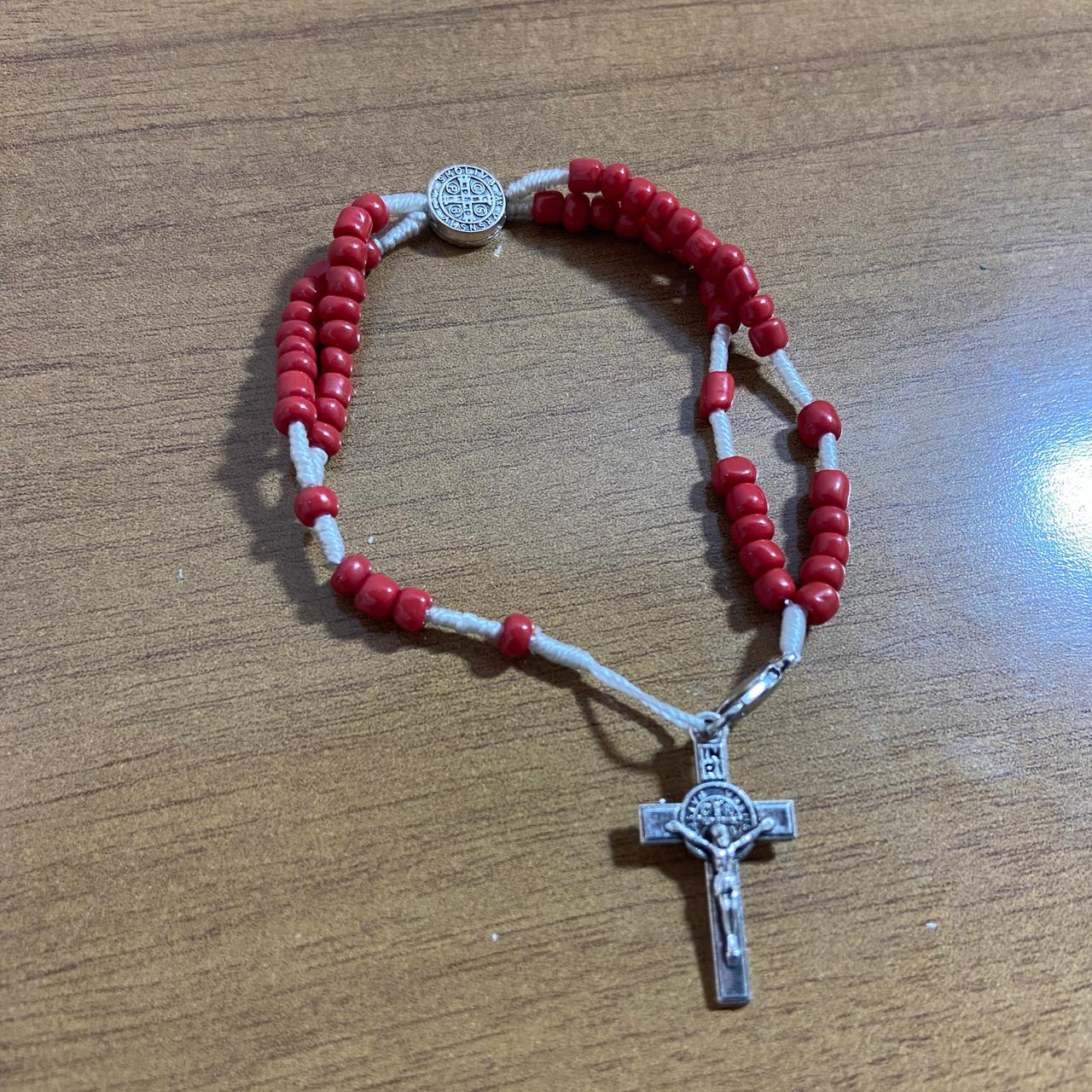 TERÇO PULSEIRA MIÇANGA VERMELHA MEDALHA SÃO BENTO 4MM (6 UNIDADES)
