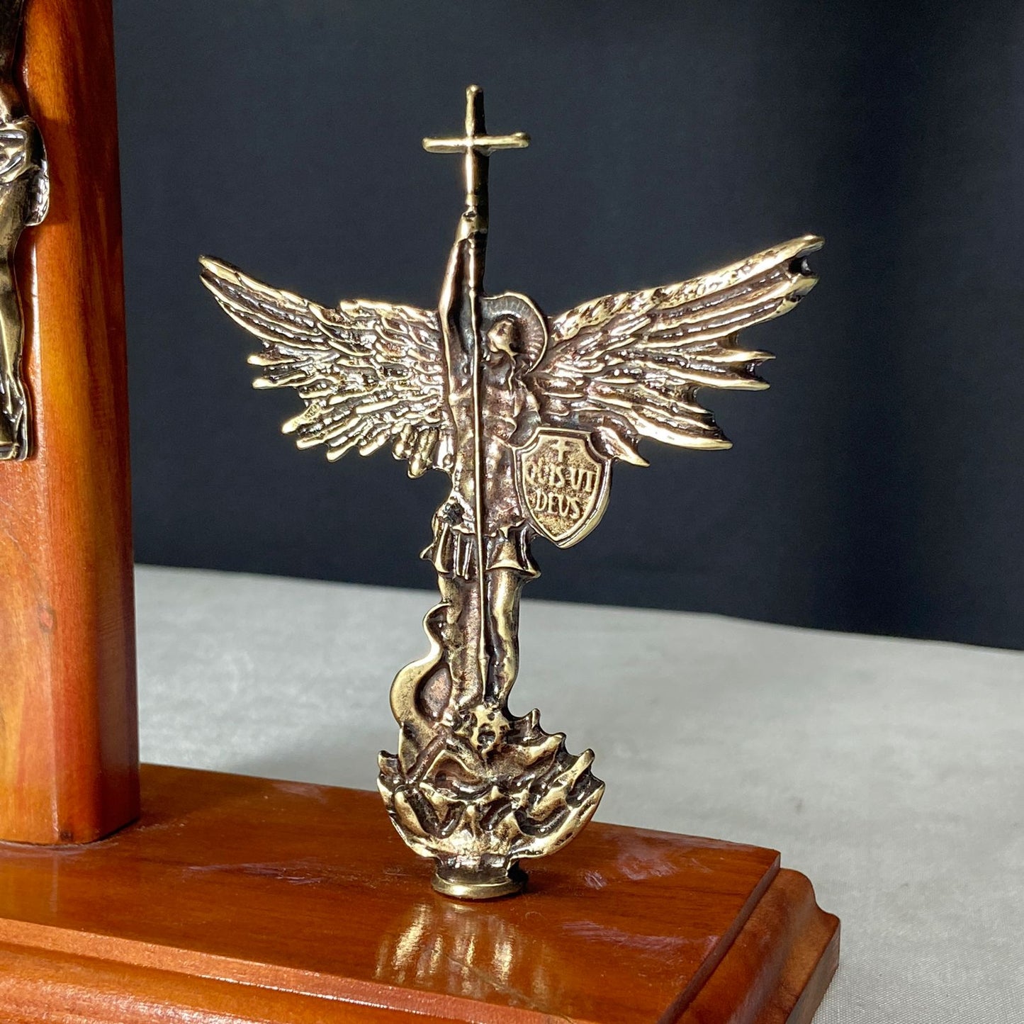 CRUCIFIXO MADEIRA DE MESA COM IMAGEM DE SÃO MIGUEL ARCANJO DE METAL OURO VELHO 20,5CM (1 UNIDADE)