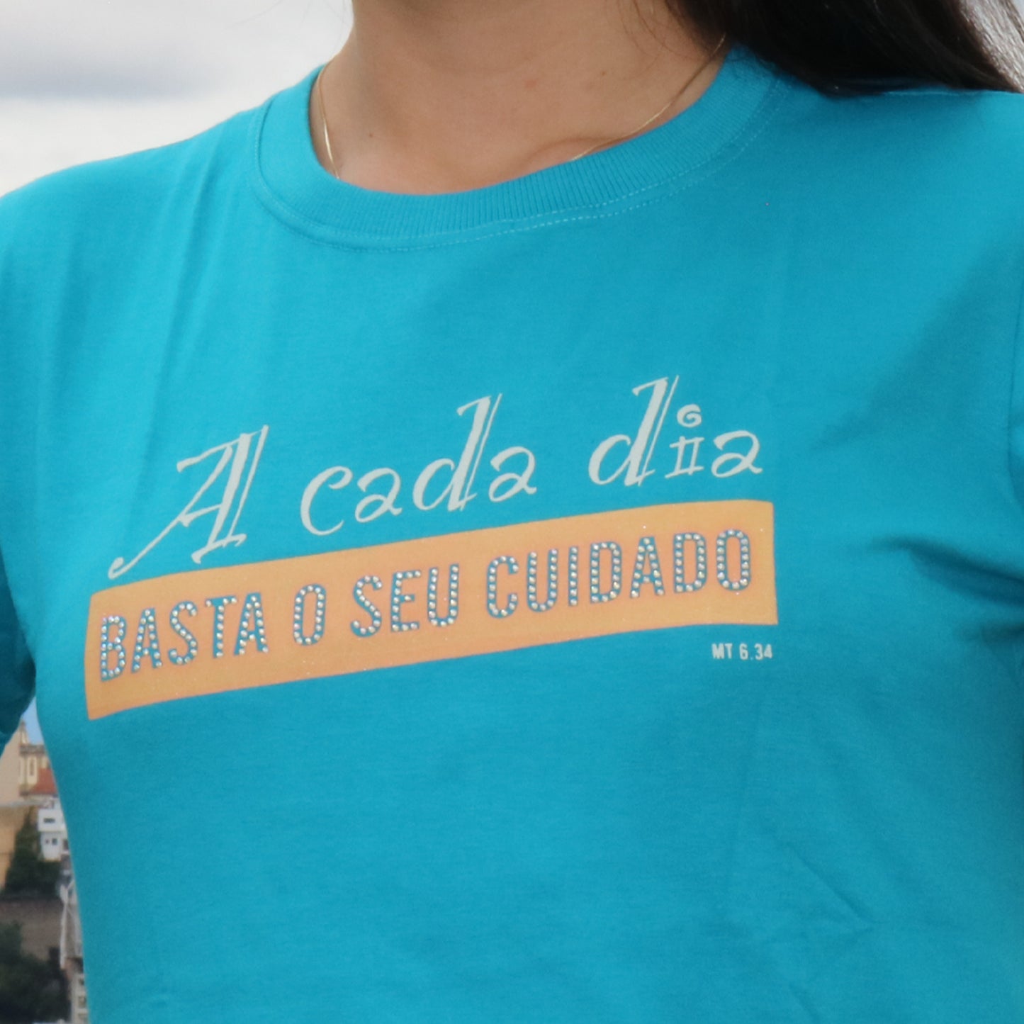 CAMISETA FEMININA AZUL - A CADA DIA BASTA O SEU CUIDADO TAMANHO M (1 UNIDADE)