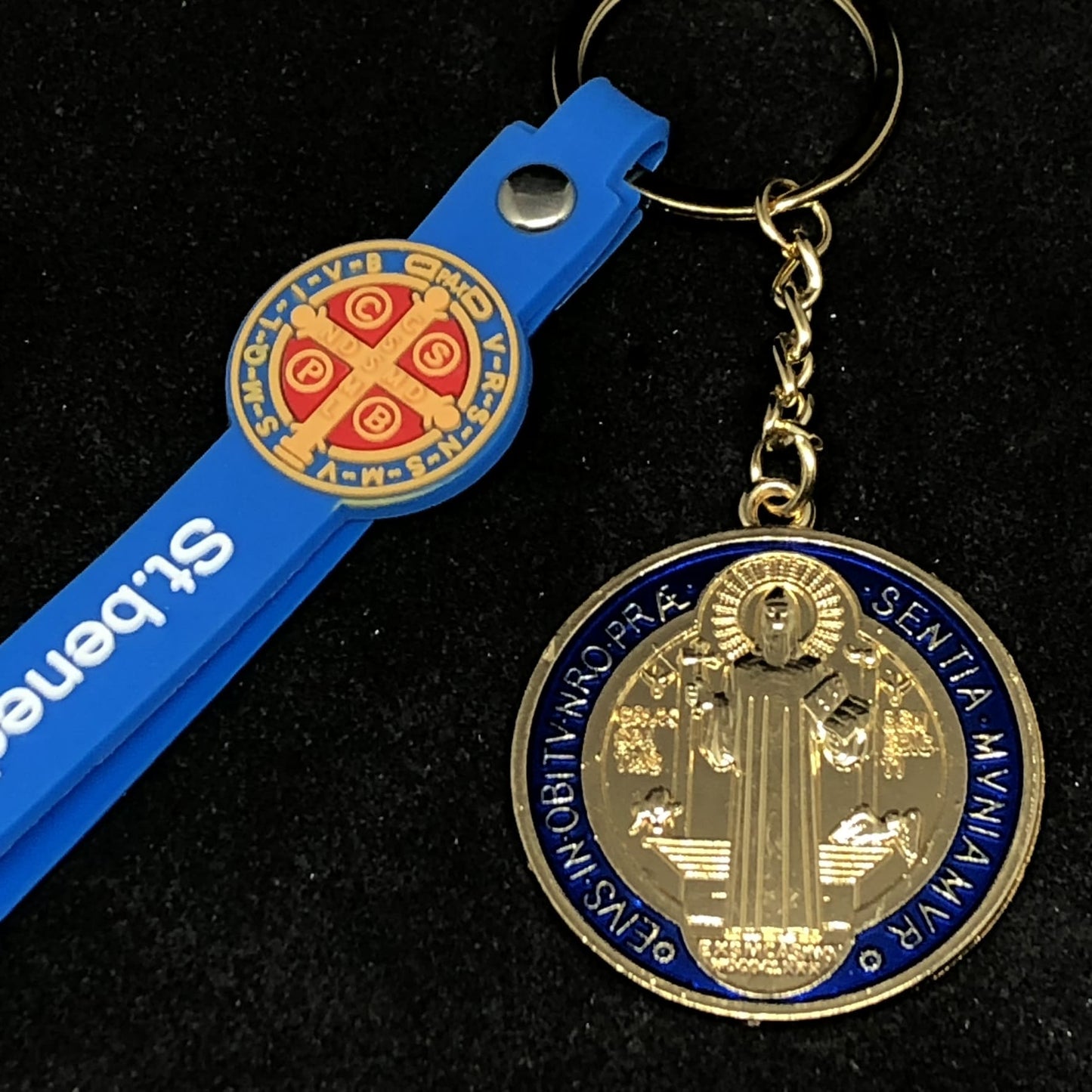 CHAVEIRO MEDALHA SÃO BENTO COM FITA SILICONE AZUL (3 UNIDADES)