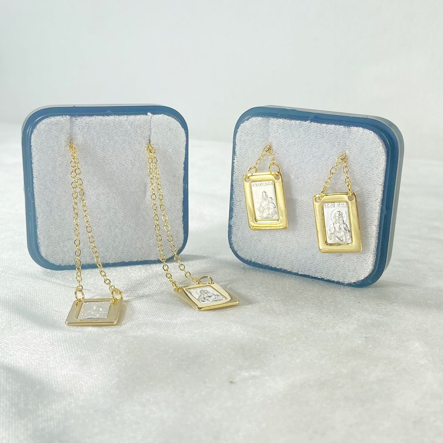 ESCAPULÁRIO DOURADO PLACA PRATEADA SAGRADO CORAÇÃO DE JESUS E NOSSA SENHORA DO CARMO (3 UNIDADES)