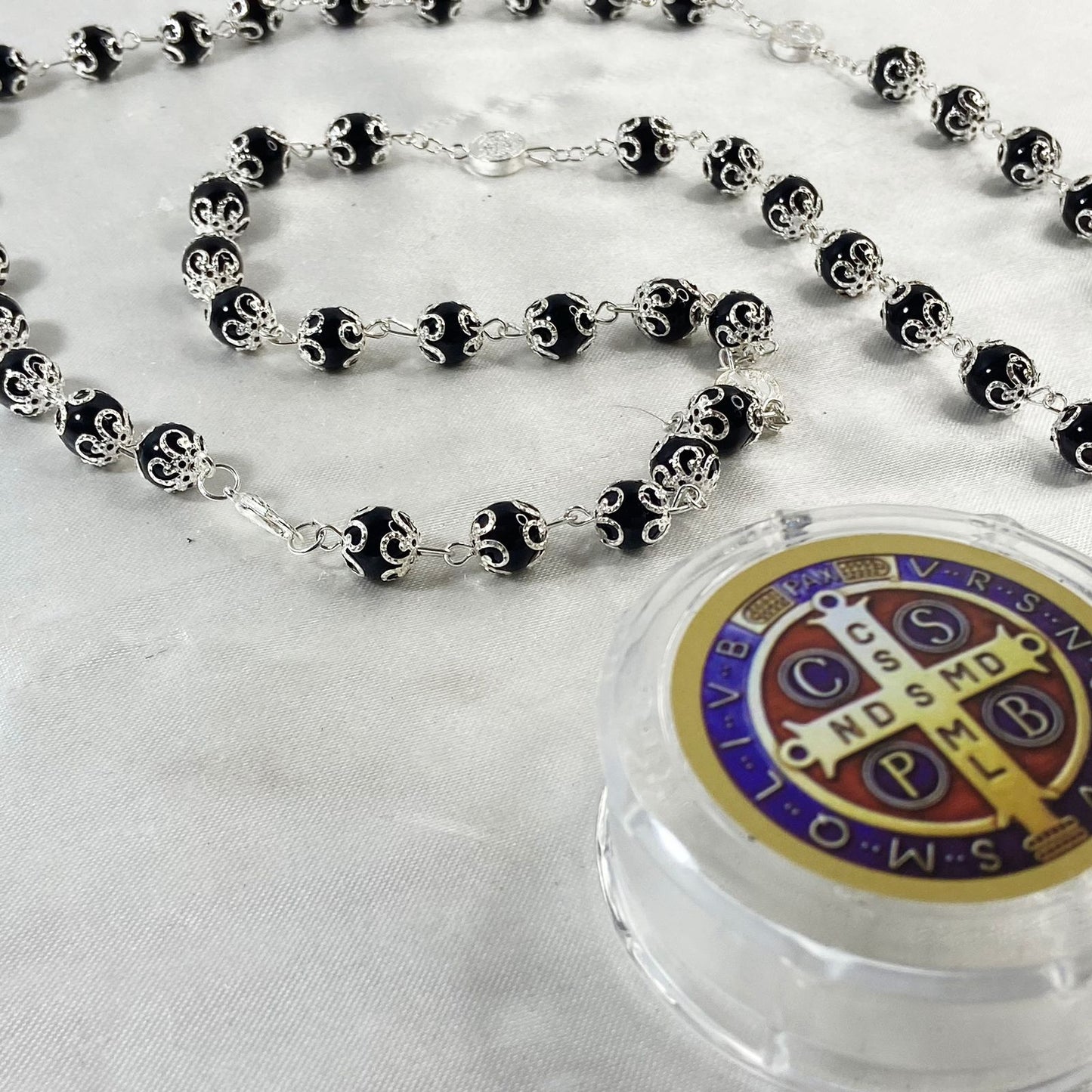 TERÇO CRISTAL TULIPA MEDALHA DE SÃO BENTO PRETO 7 MEDALHAS 8MM (1 UNIDADE)