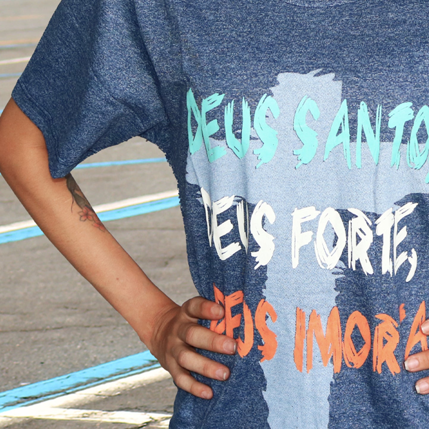 CAMISETA AZUL DEUS SANTO, DEUS FORTE DEUS MORTAL TAMANHO M (1 UNIDADE)