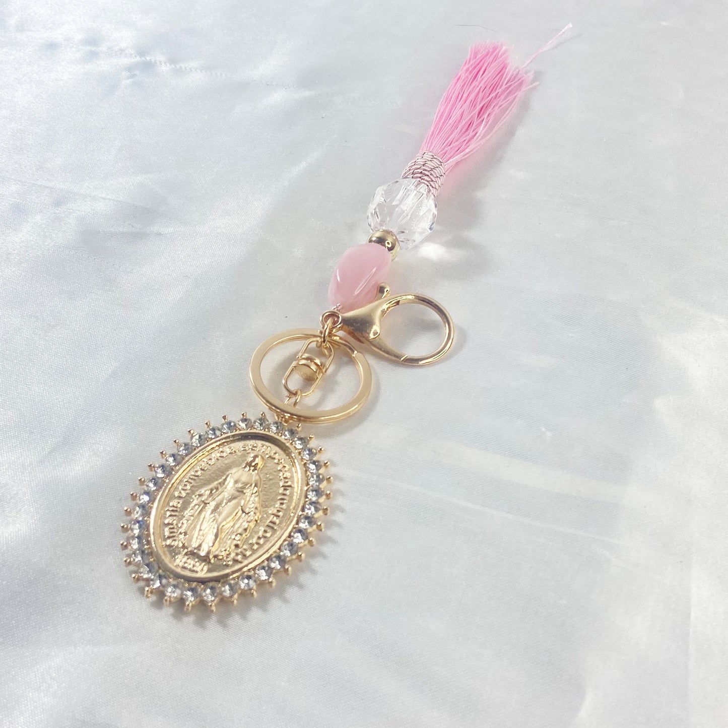CHAVEIRO LUXO COM MOSQUETE NOSSA SENHORA DAS GRAÇAS COM POMPOM ROSA (1 UNIDADE)