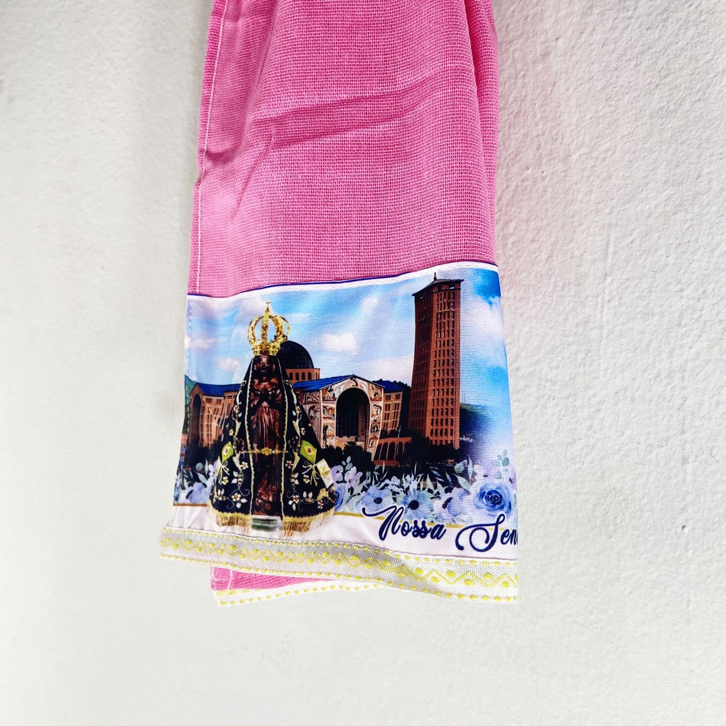 PANO DE PRATO NOSSA SENHORA APARECIDA ROSA BORDADO AMARELO (1 UNIDADE)