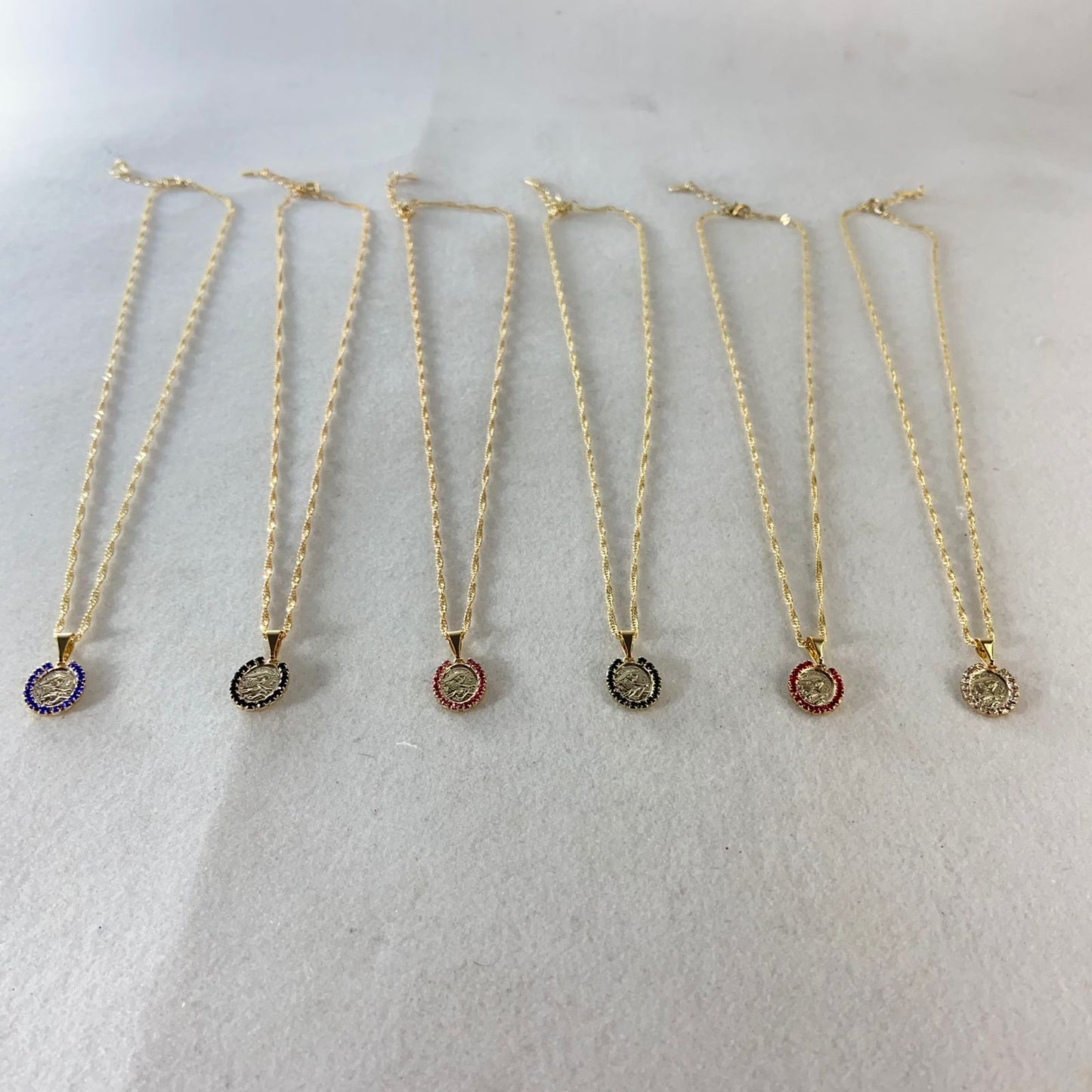 CORRENTE DOURADA OVAL SANTA RITA DE CÁSSIA P COM STRASS CORES SORTIDAS (3 UNIDADES)