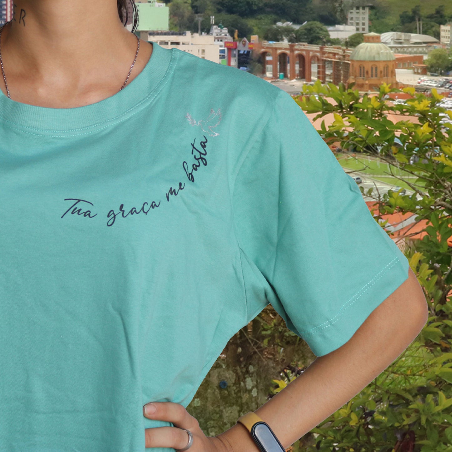 CAMISETA VERDE TUA GRAÇA ME BASTA TAMANHO G (1 UNIDADE)