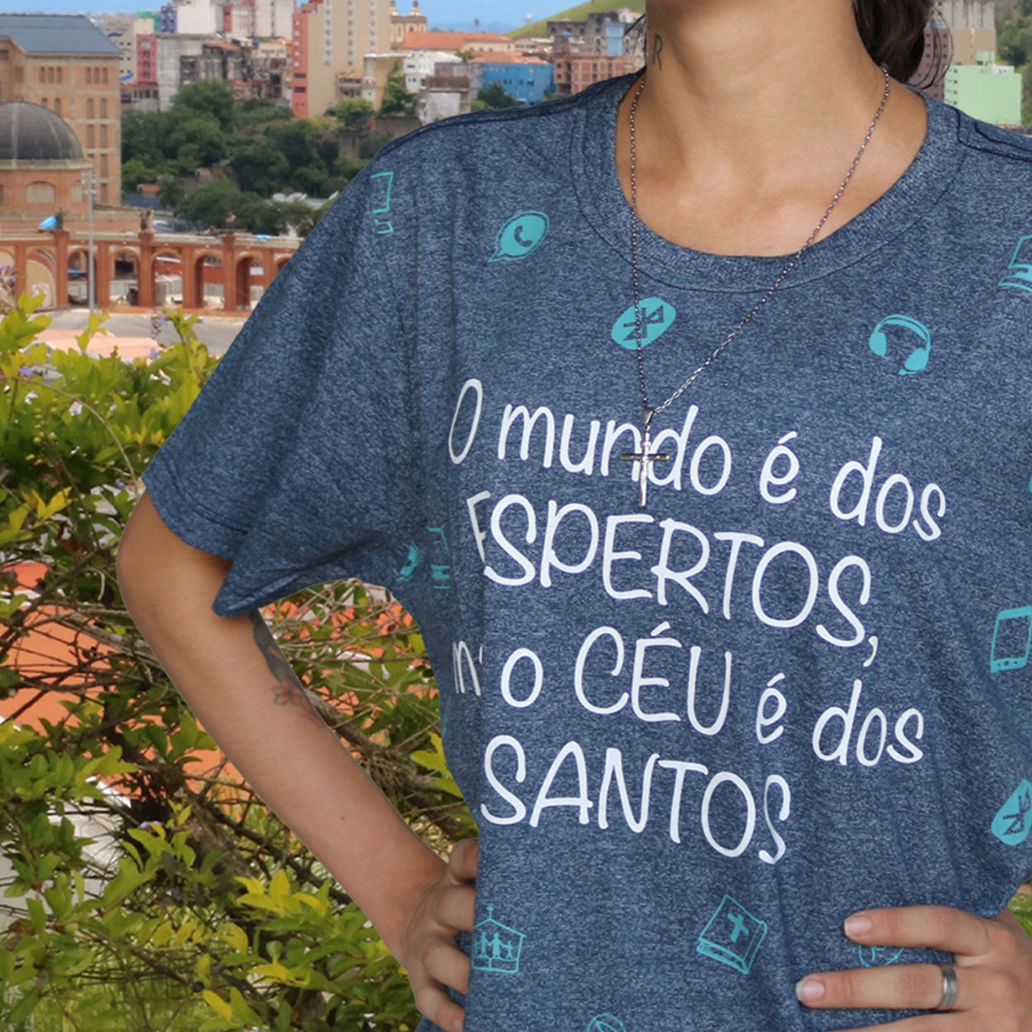 CAMISETA CINZA O MUNDO É DOS ESPERTOS PP (1 UNIDADE)